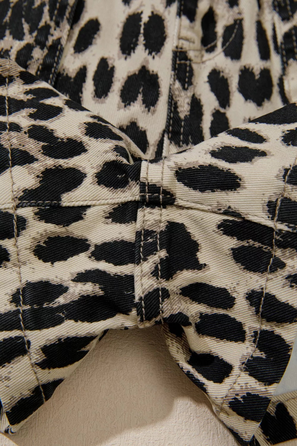Leopardmönstrade shorts i denim med medelhög midja – bild 9