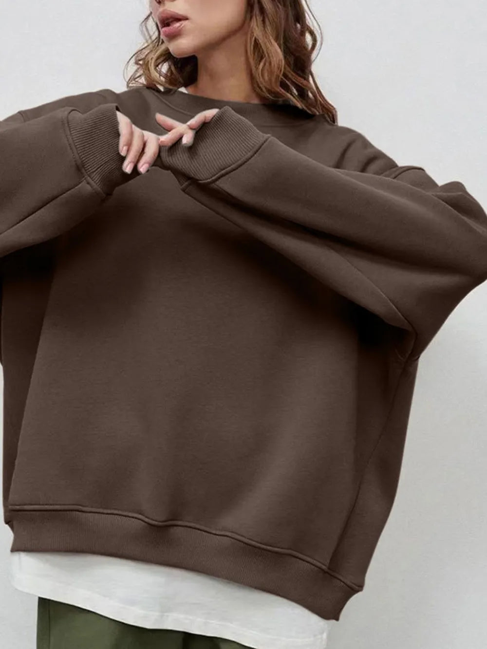 Sweatshirt med rund halsringning och sänkt axel – bild 24