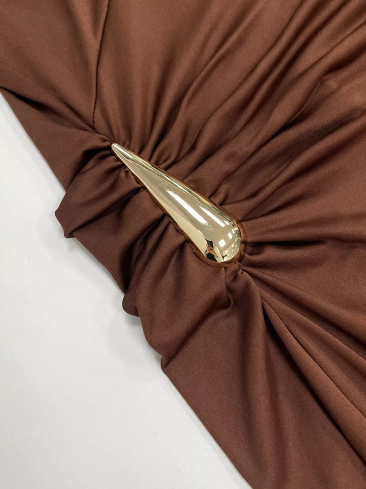 Draperad figurnära maxiklänning – bild 7