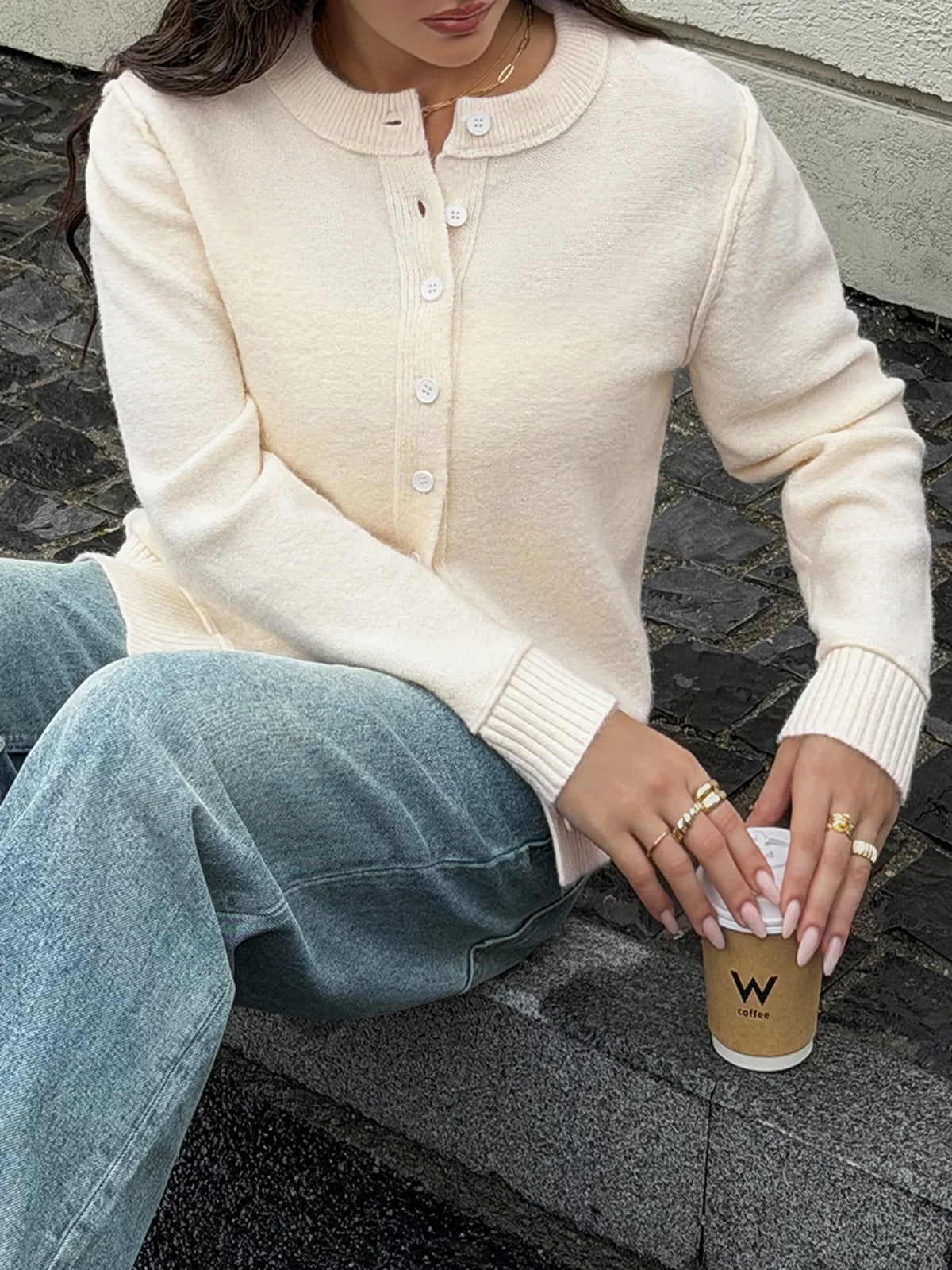 Stickad cardigan med knappstängning – bild 4