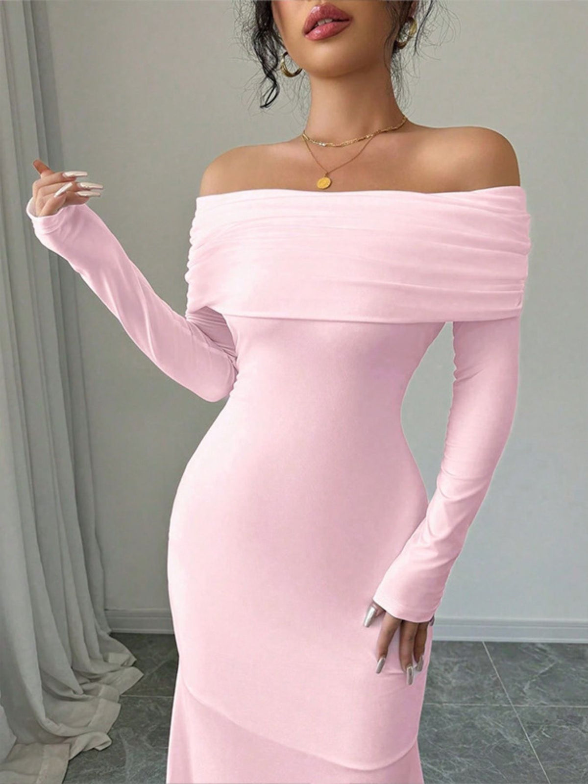 Figurnära offshoulder maxiklänning med öppen rygg – bild 8