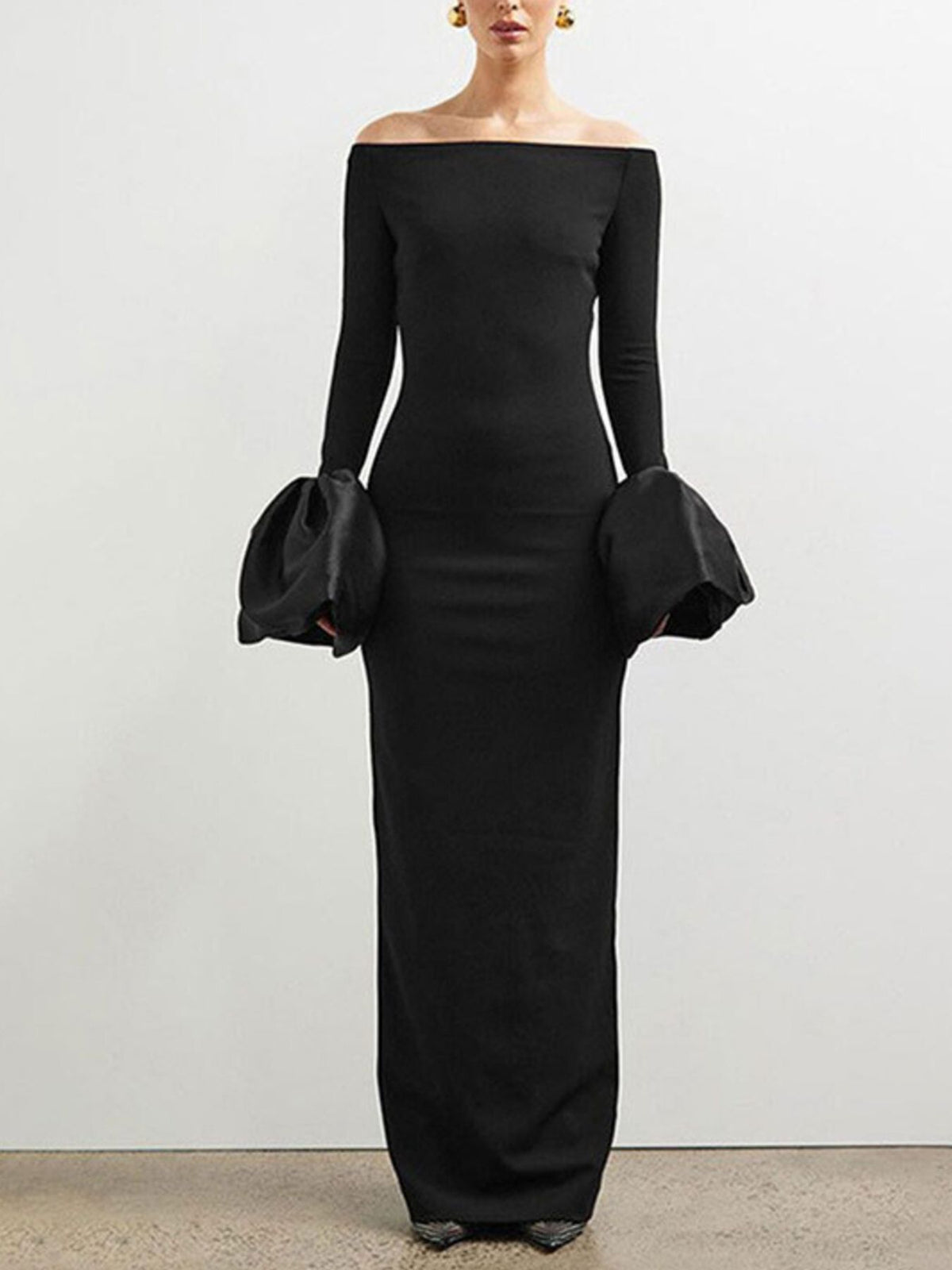 Offshoulder maxiklänning med slits och volang