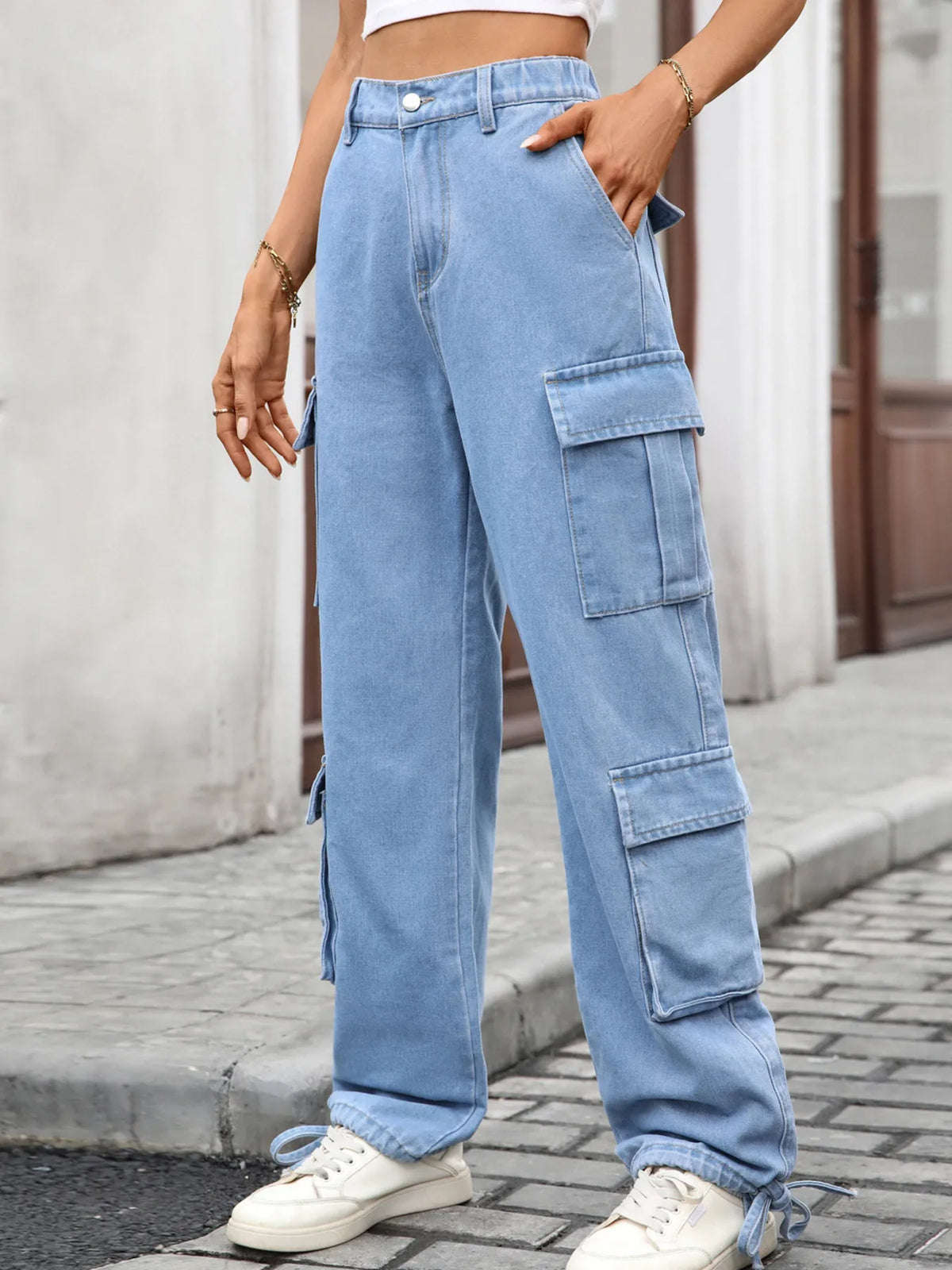 Vida jeans med cargofickor i bomull – bild 4