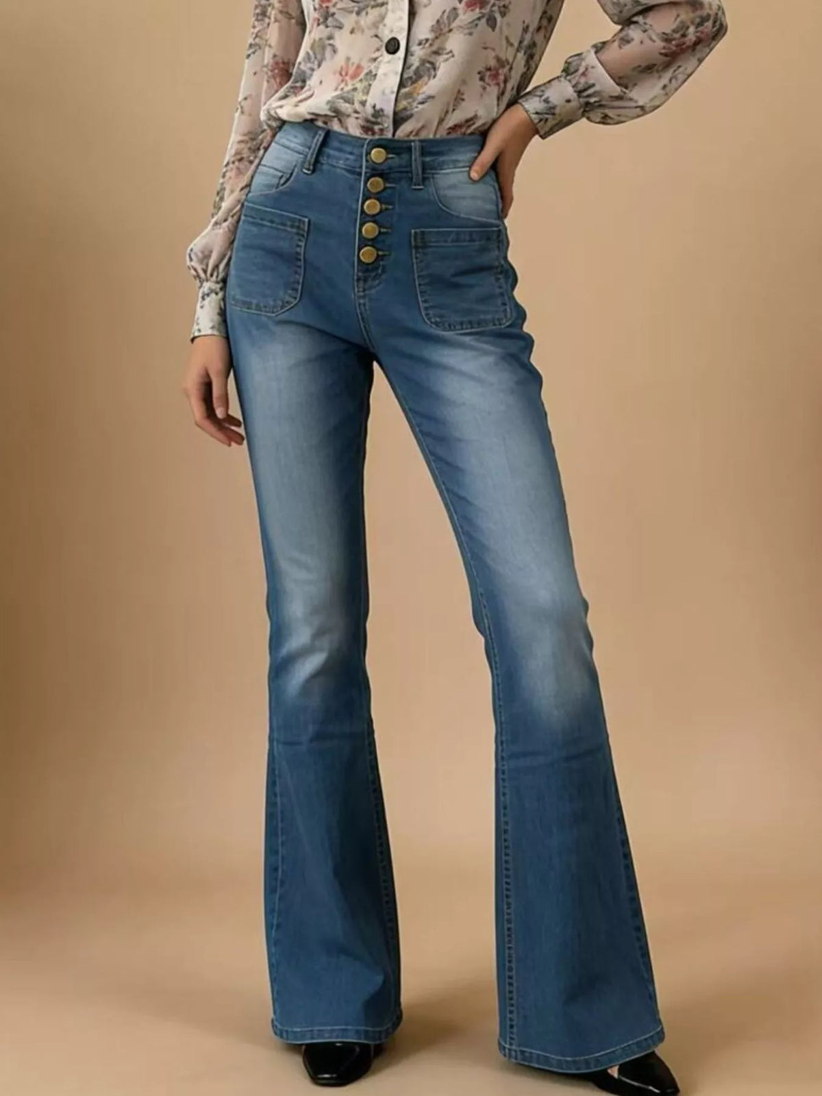 Utsvängda jeans med knappgylf – bild 4
