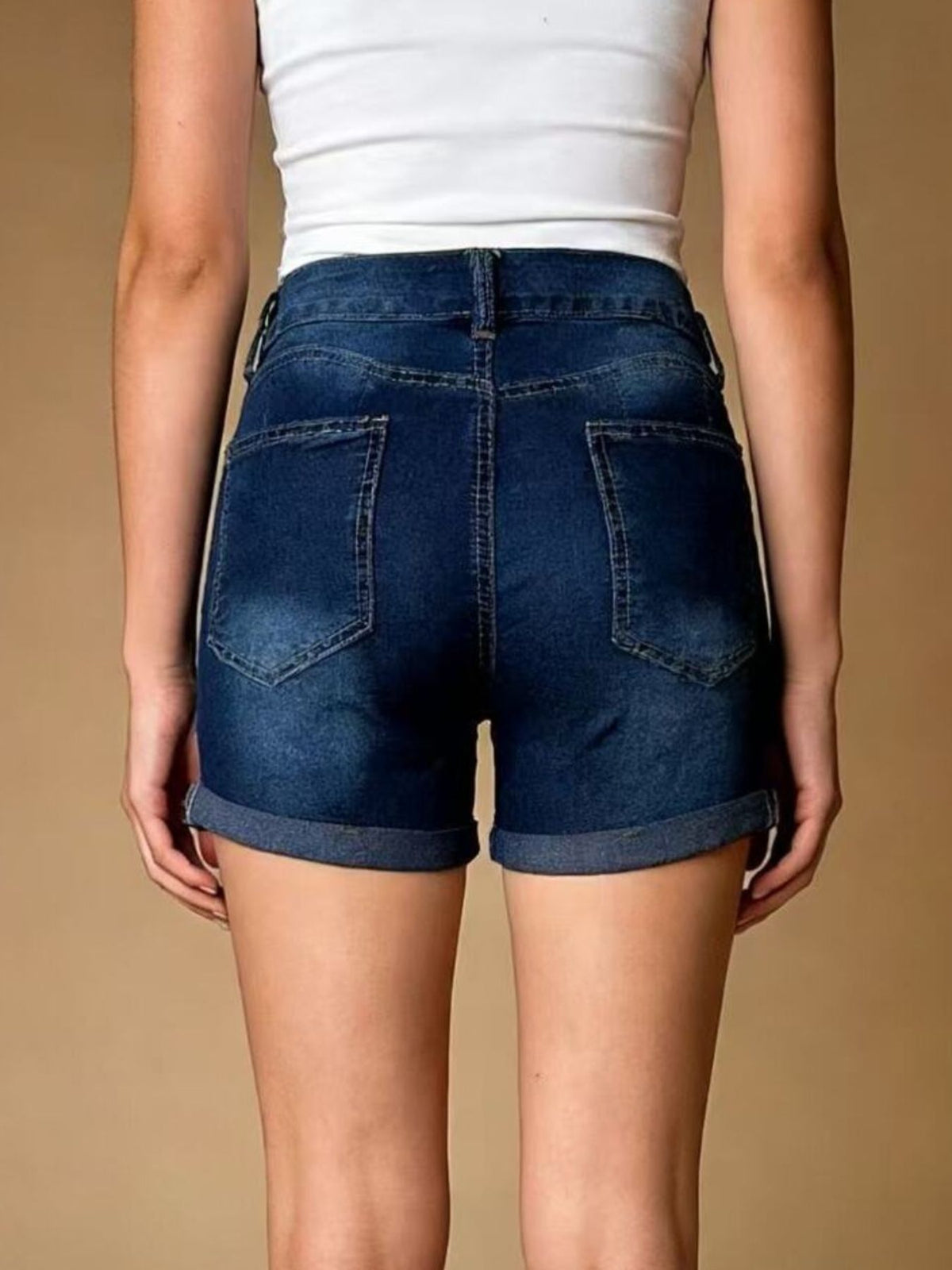 Shorts i denim med slitna detaljer – bild 6