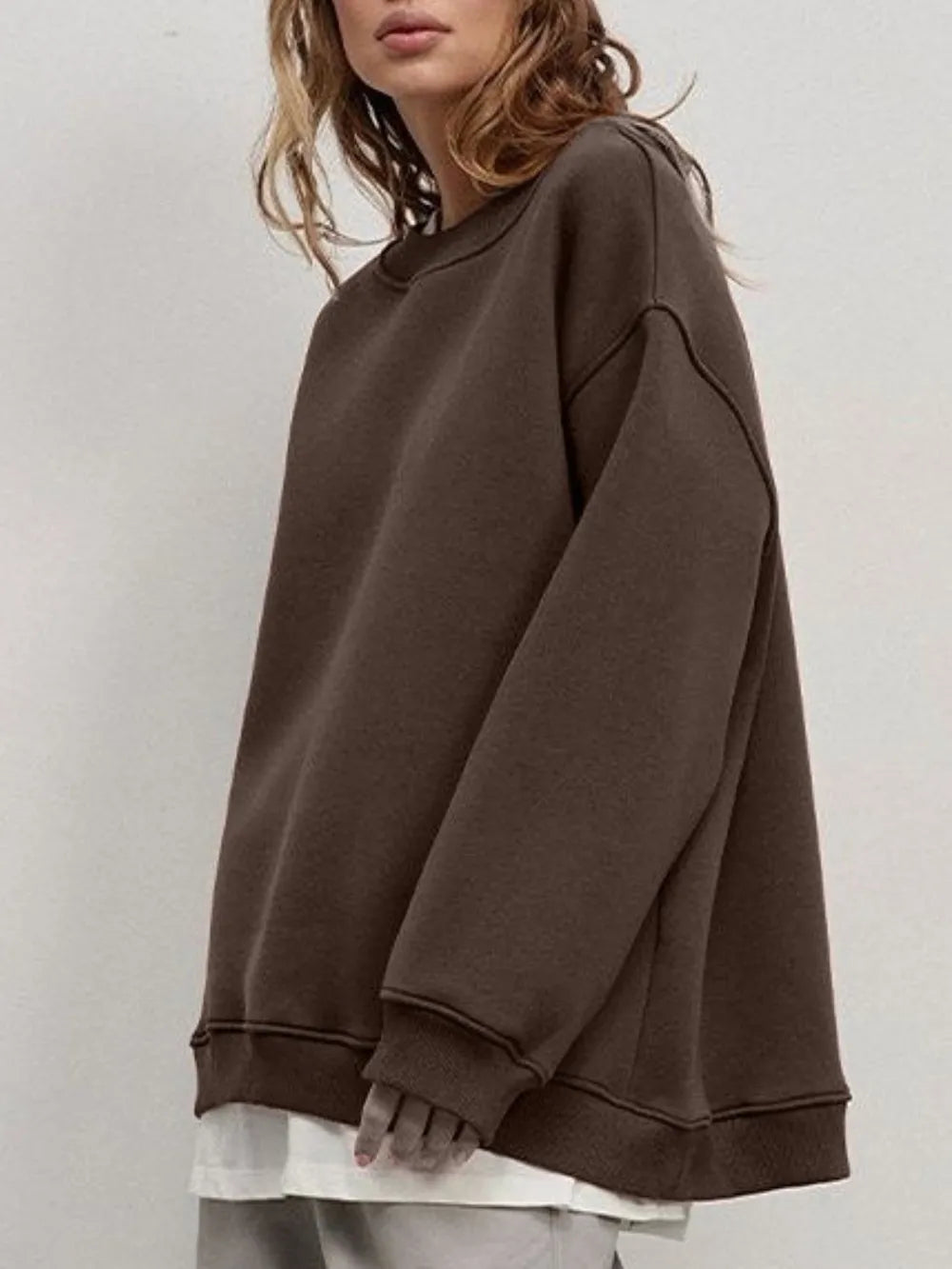 Sweatshirt med rund halsringning och sänkt axel – bild 23
