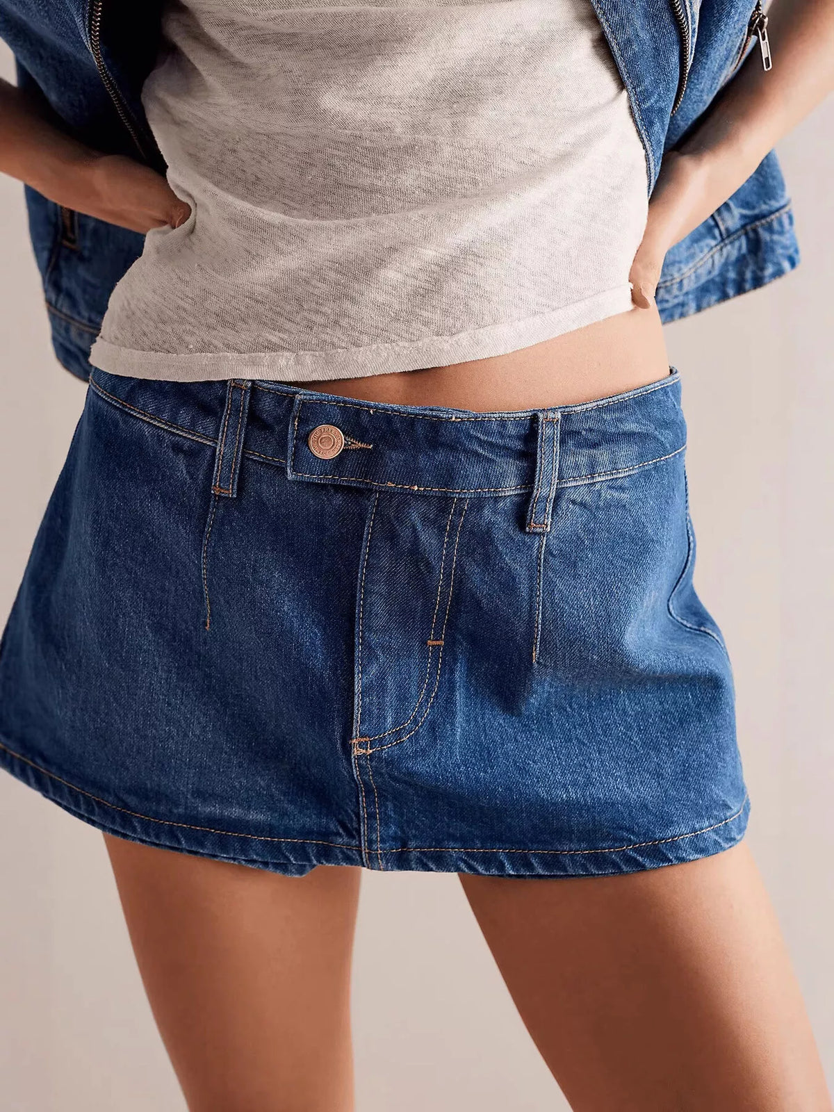 Kjolshorts i denim med dragkedja – bild 2