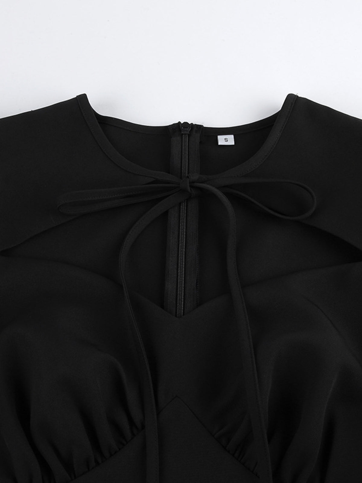 Maxiklänning med puffärm och cut out-detalj – bild 9