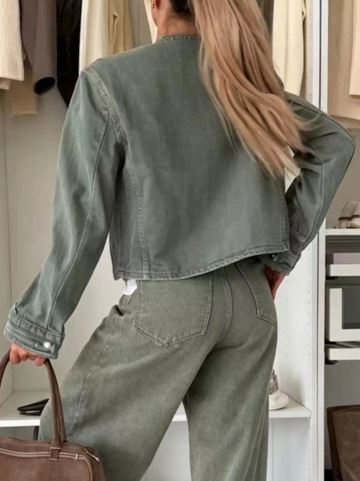 Kort jacka i denim med knappstängning – bild 2
