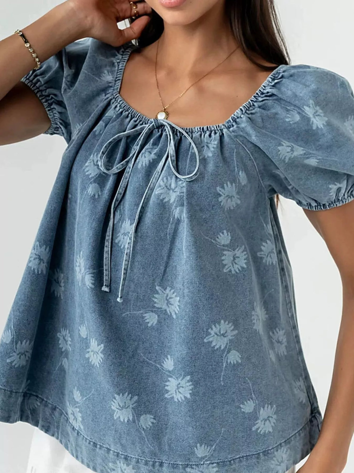 Blommig denimblus med puffärm – bild 3