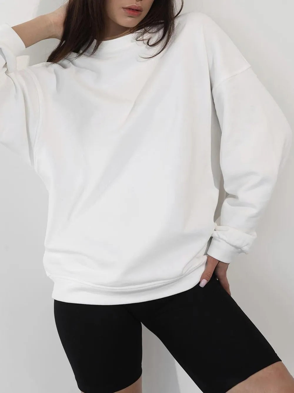 Sweatshirt med rund halsringning och sänkt axel – bild 6