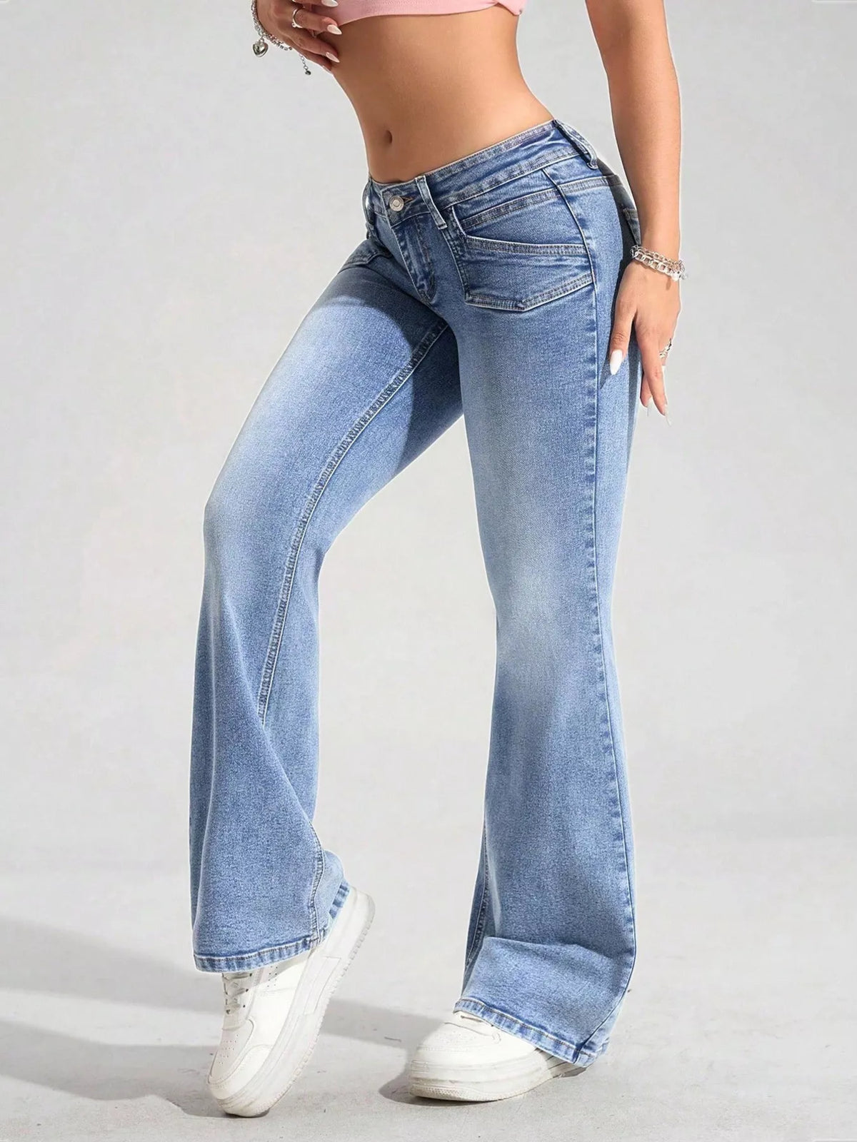 Utsvängda jeans med knappstängning och fickor – bild 3