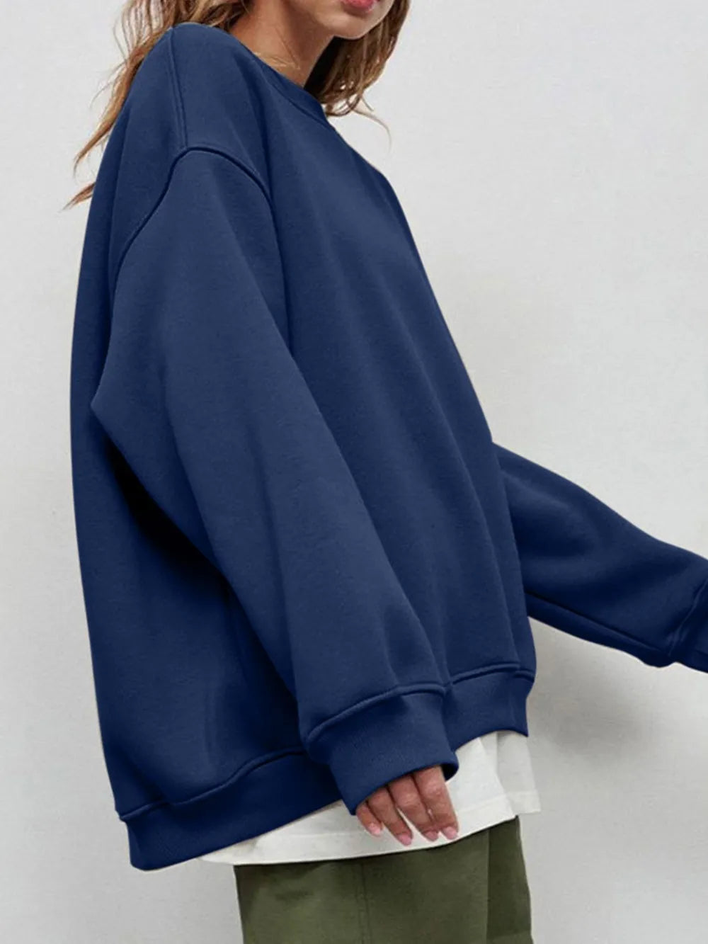 Sweatshirt med rund halsringning och sänkt axel – bild 9