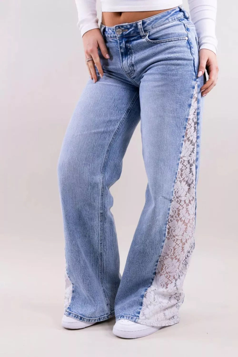 Vida jeans med knappstängning och panelsömmar