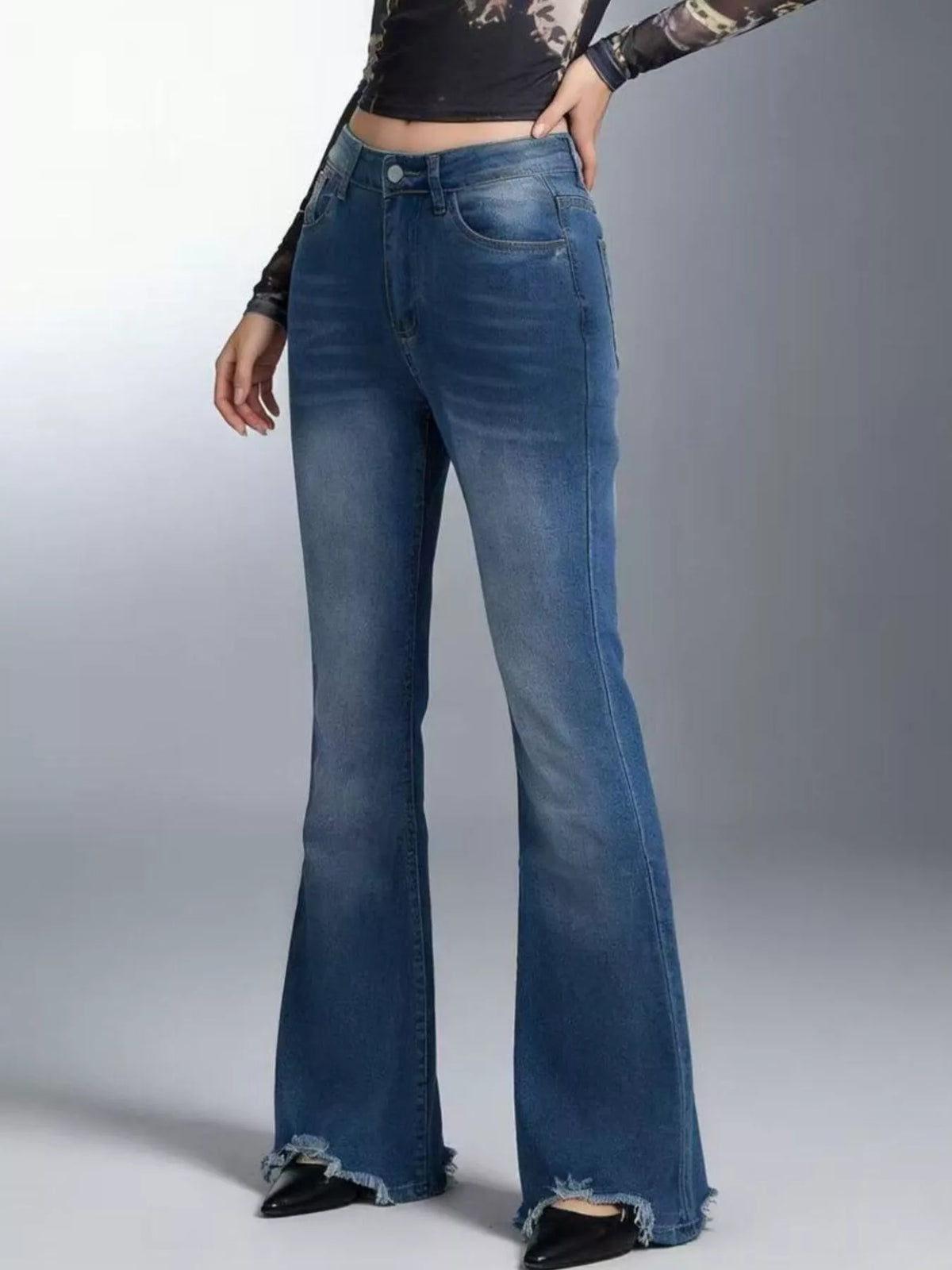 Utsvängda jeans med hög midja och knappstängning – bild 4