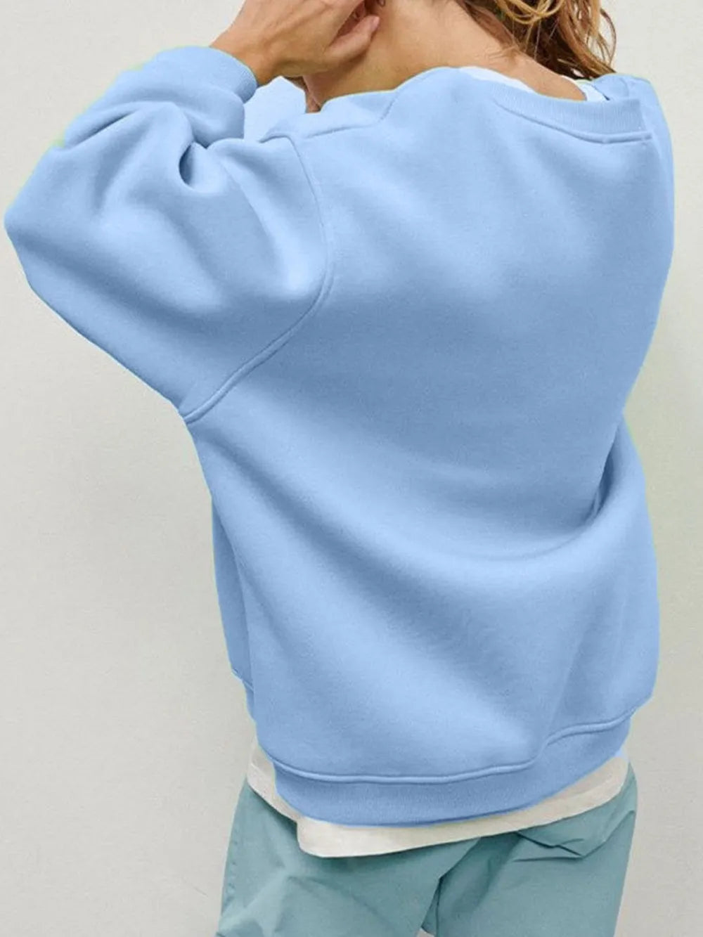 Sweatshirt med rund halsringning och sänkt axel – bild 15