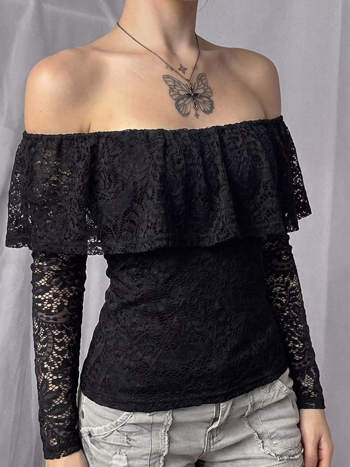 Offshoulder t-shirt med spetsvolang – bild 4