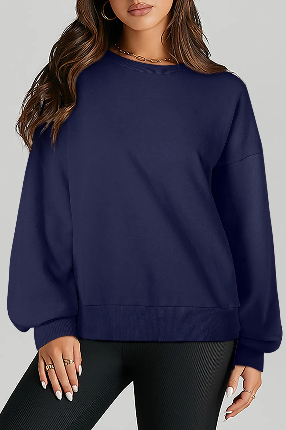Långärmad sweatshirt med rund halsringning och asymmetrisk nederkant – bild 29