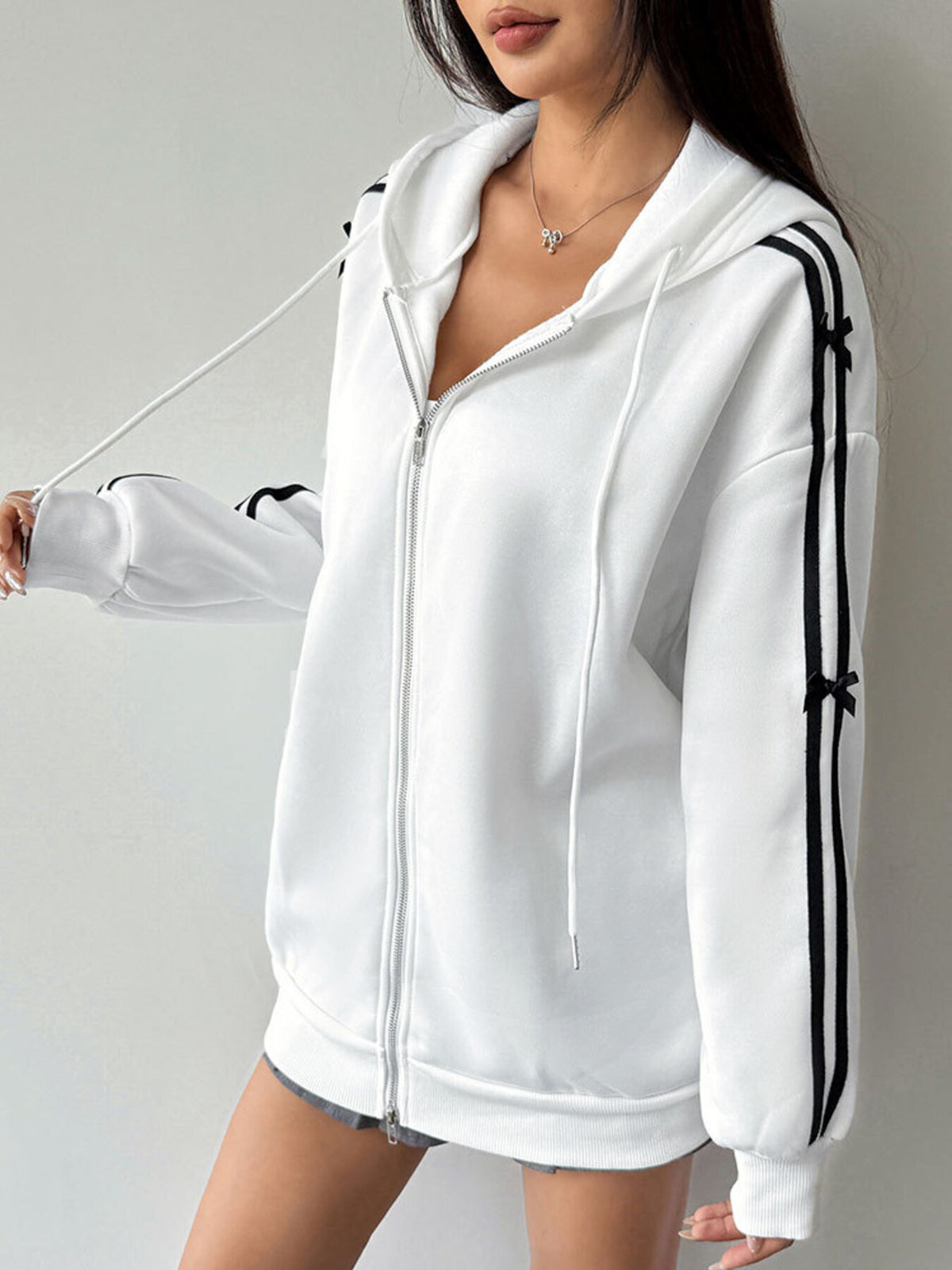 Randig hoodie med dragsko – bild 2