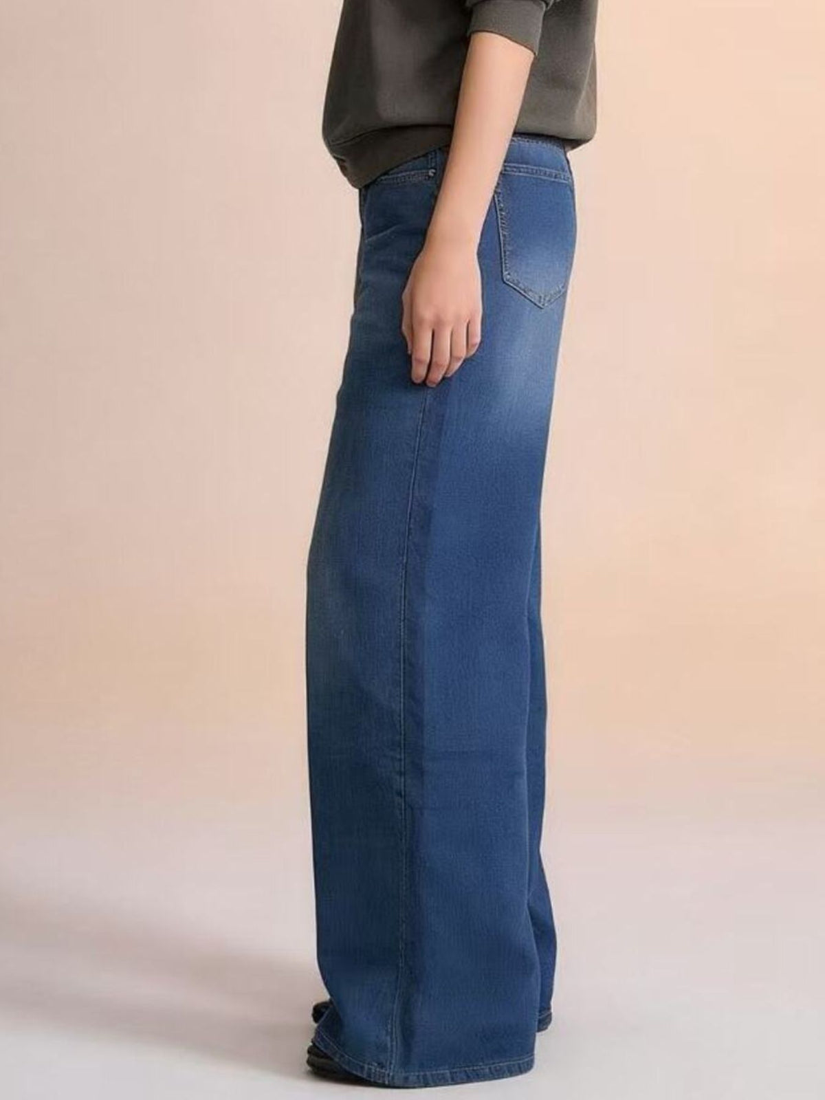 Vida jeans med hög midja och cut out-detalj – bild 8