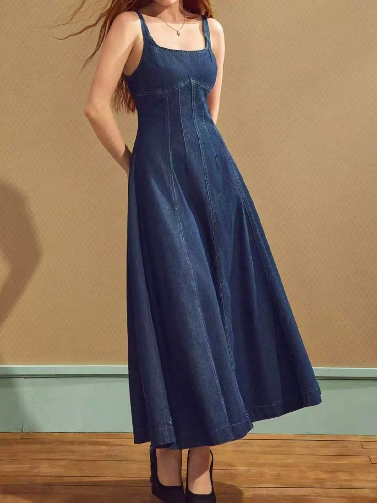 Utställd jeansklänning i denim med fyrkantig halsringning – bild 3