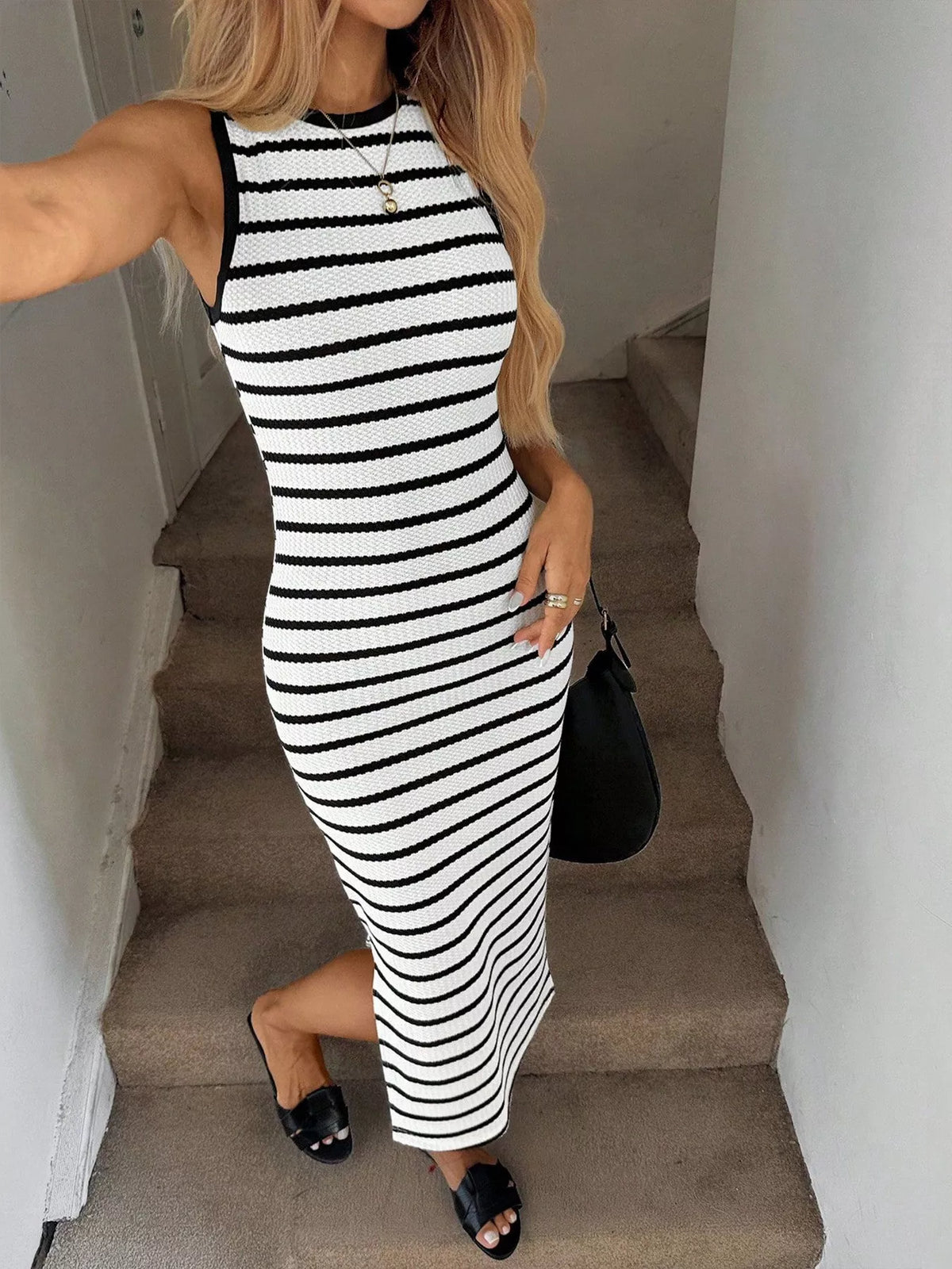 Randig figurnära ärmlös midiklänning med slits i polyester – bild 2