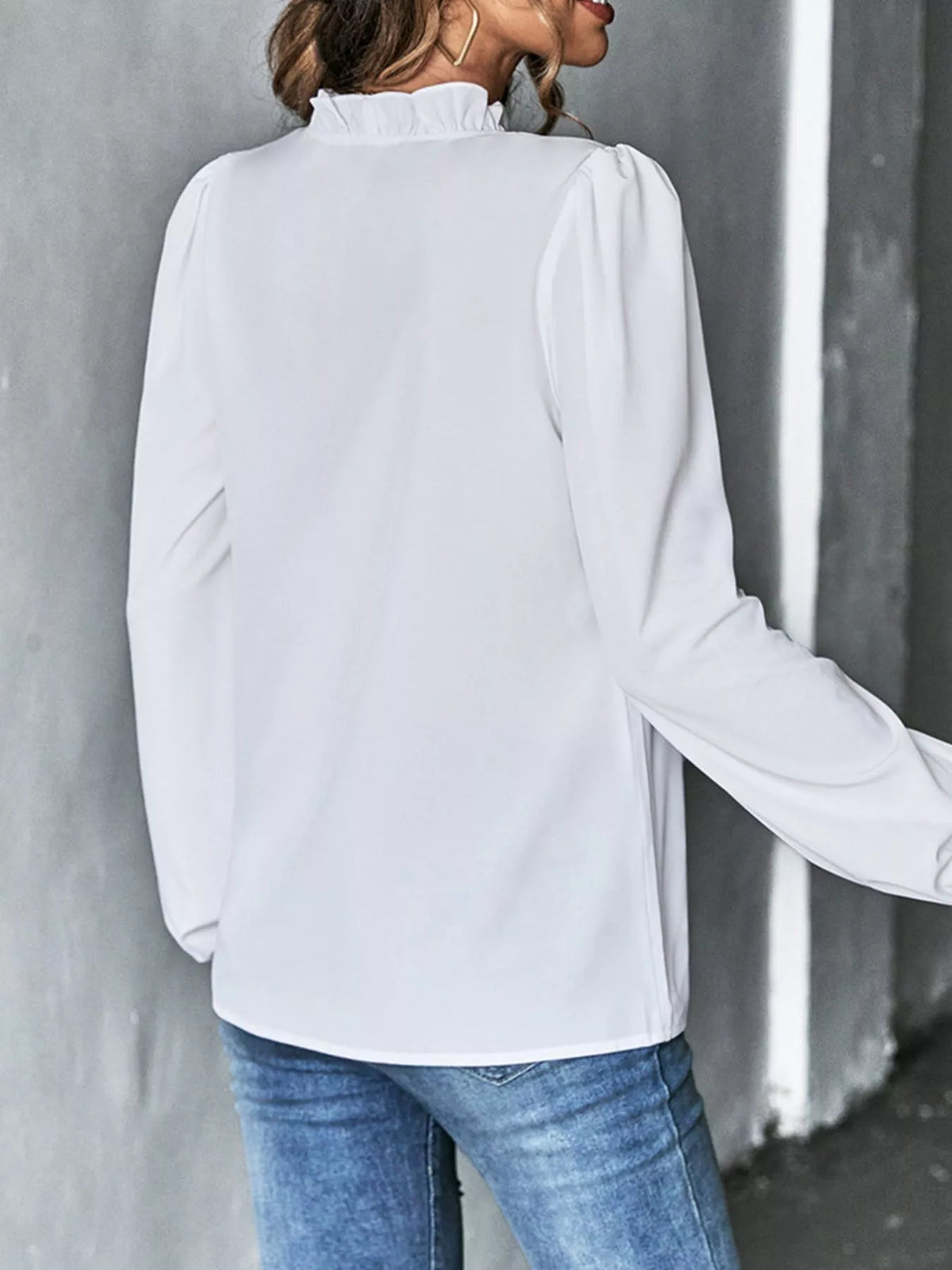 V-ringad blus med volang – bild 12