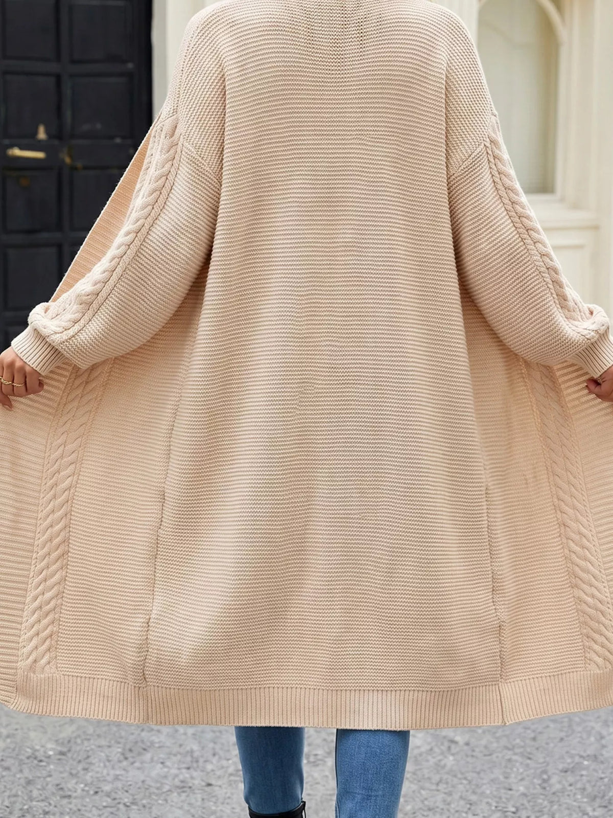 Kabelstickad lång cardigan med öppen modell – bild 5
