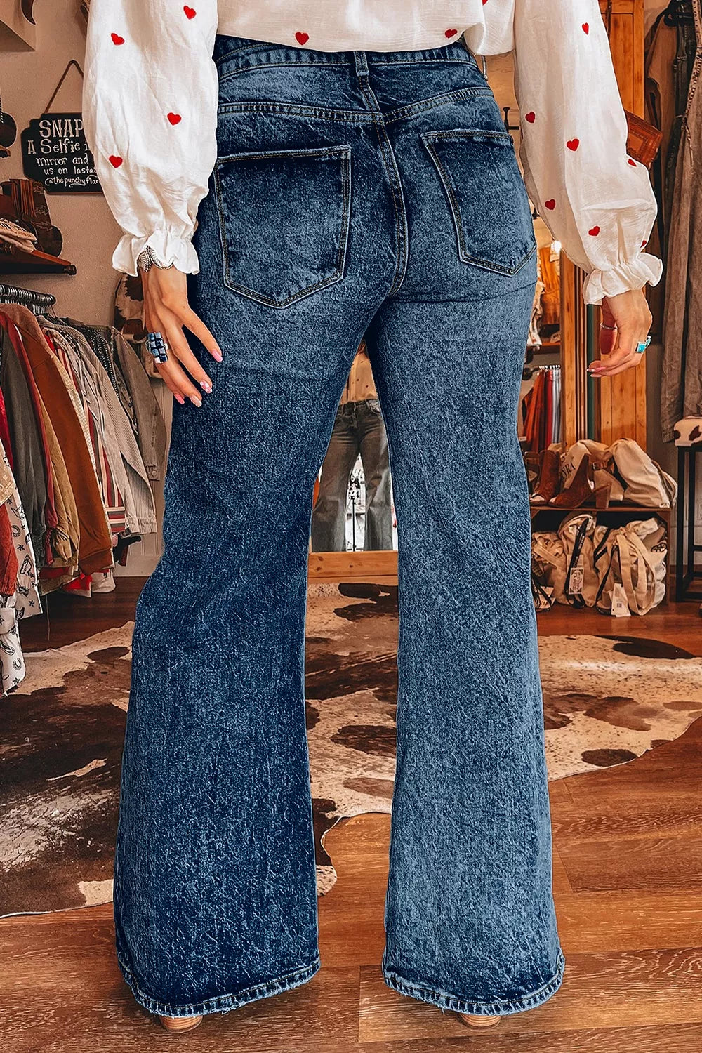 Utsvängda acidtvättade jeans med knappstängning – bild 4