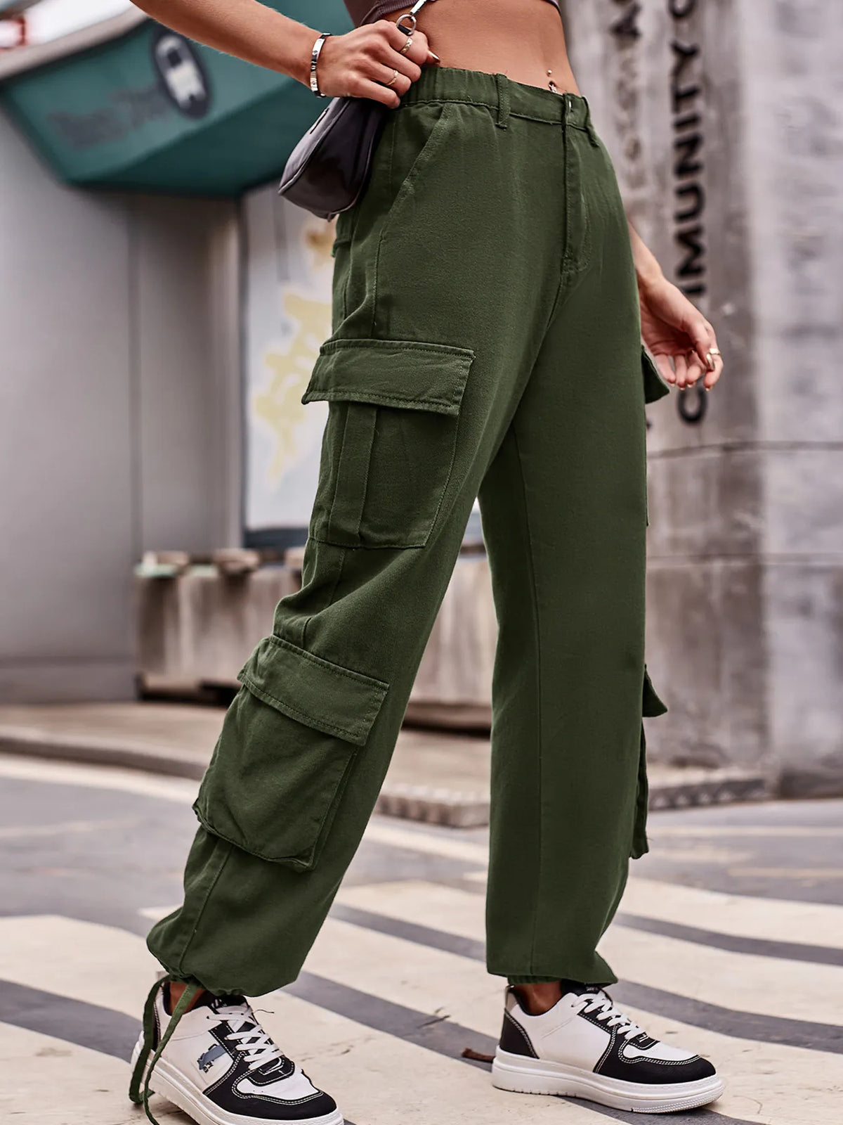 Vida jeans med cargofickor i bomull – bild 13
