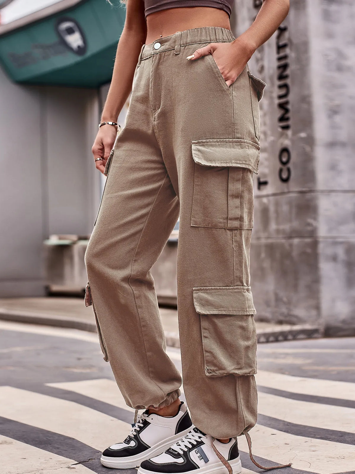 Vida jeans med cargofickor i bomull – bild 16