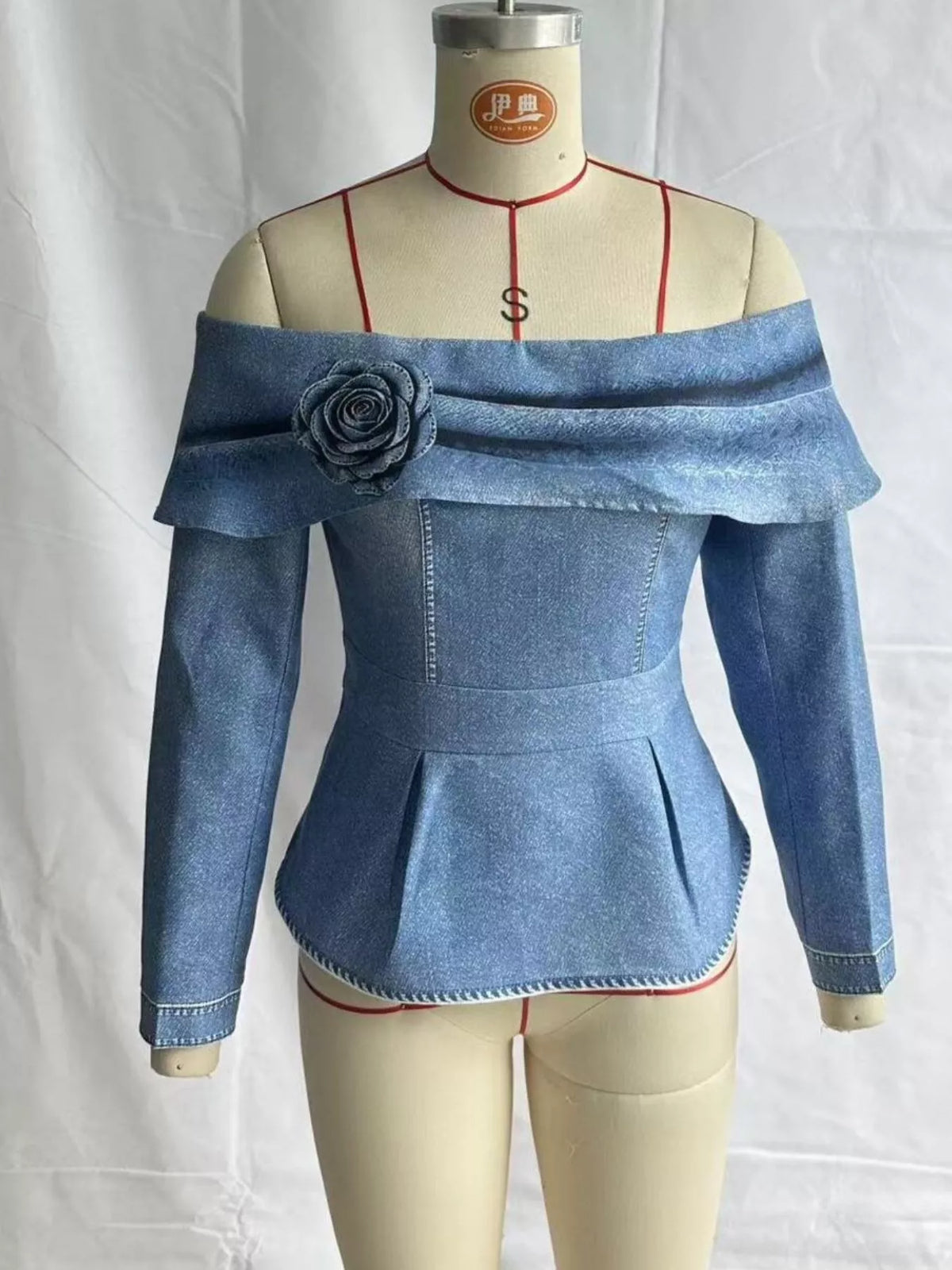 Topp i denim med ros i tyg – bild 2