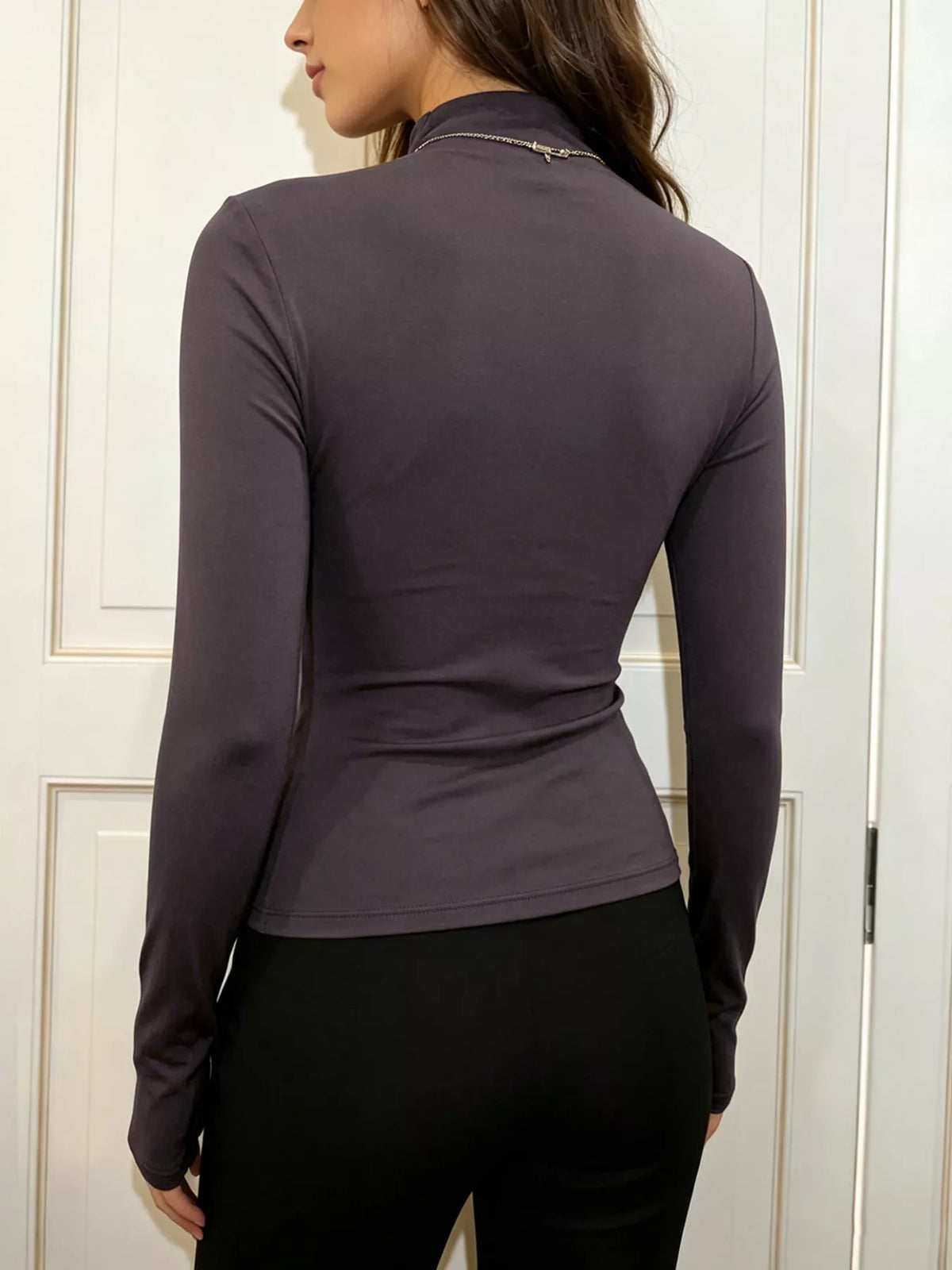 Slimmad långärmad t-shirt med hög halsringning i polyamid – bild 5