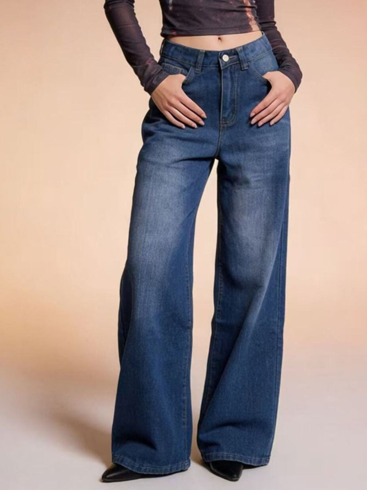 Vida jeans med hög midja och cut out-detalj