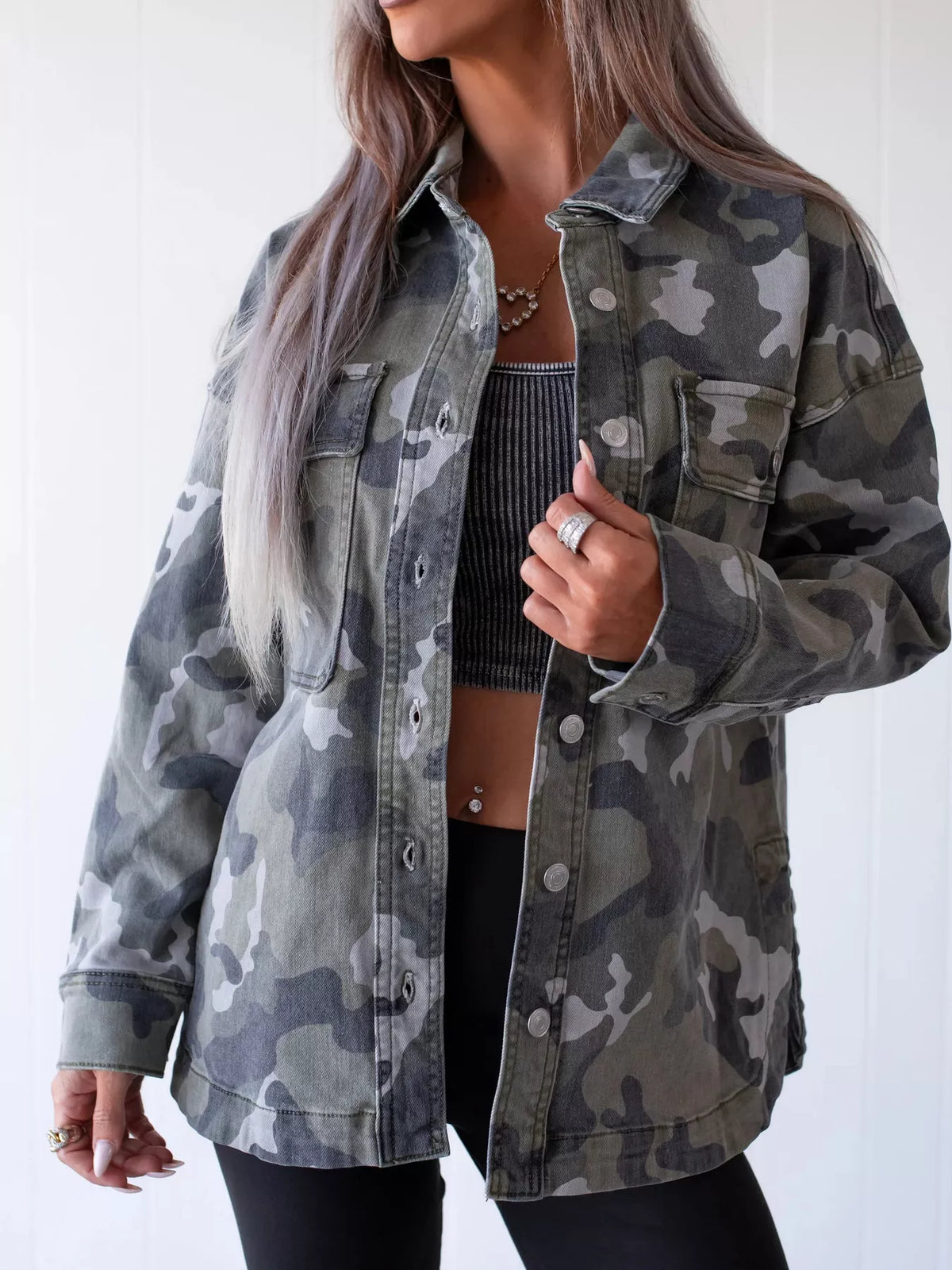 Kamouflagemönstrad oversize jacka i denim – bild 3