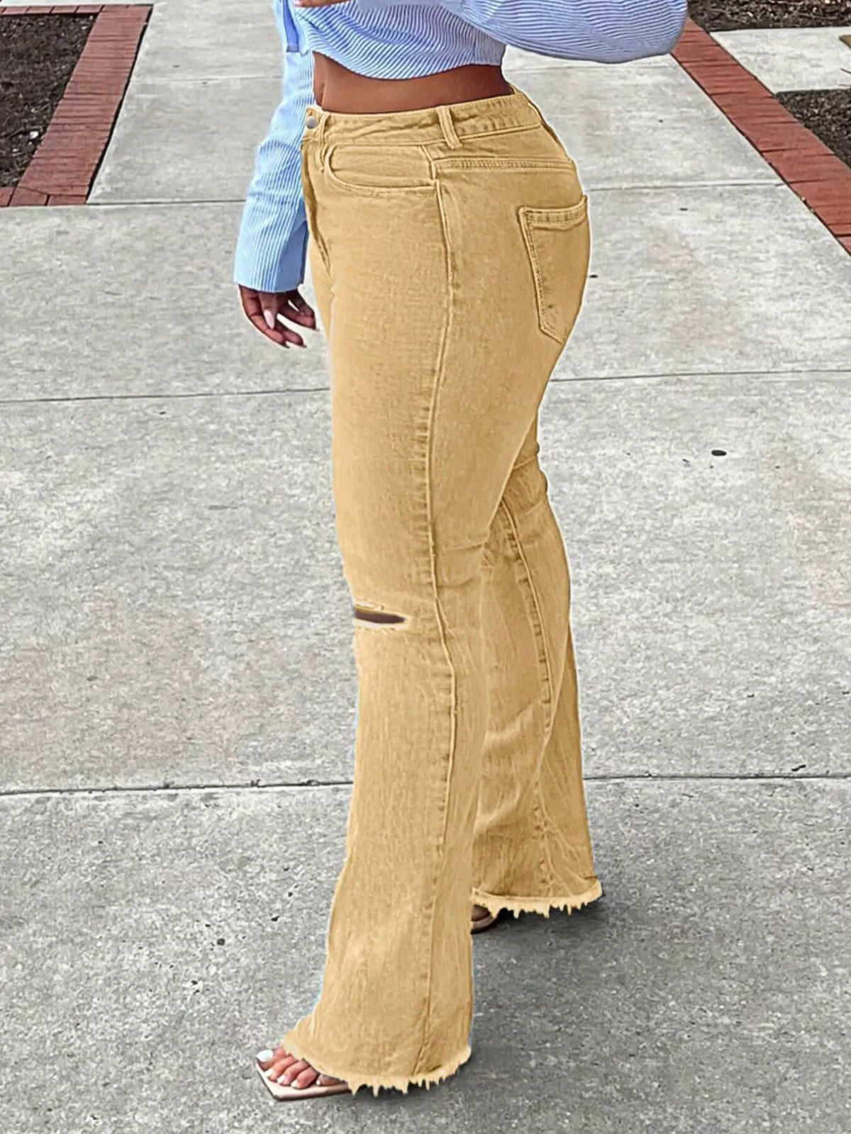 Utsvängda jeans med revor – bild 13