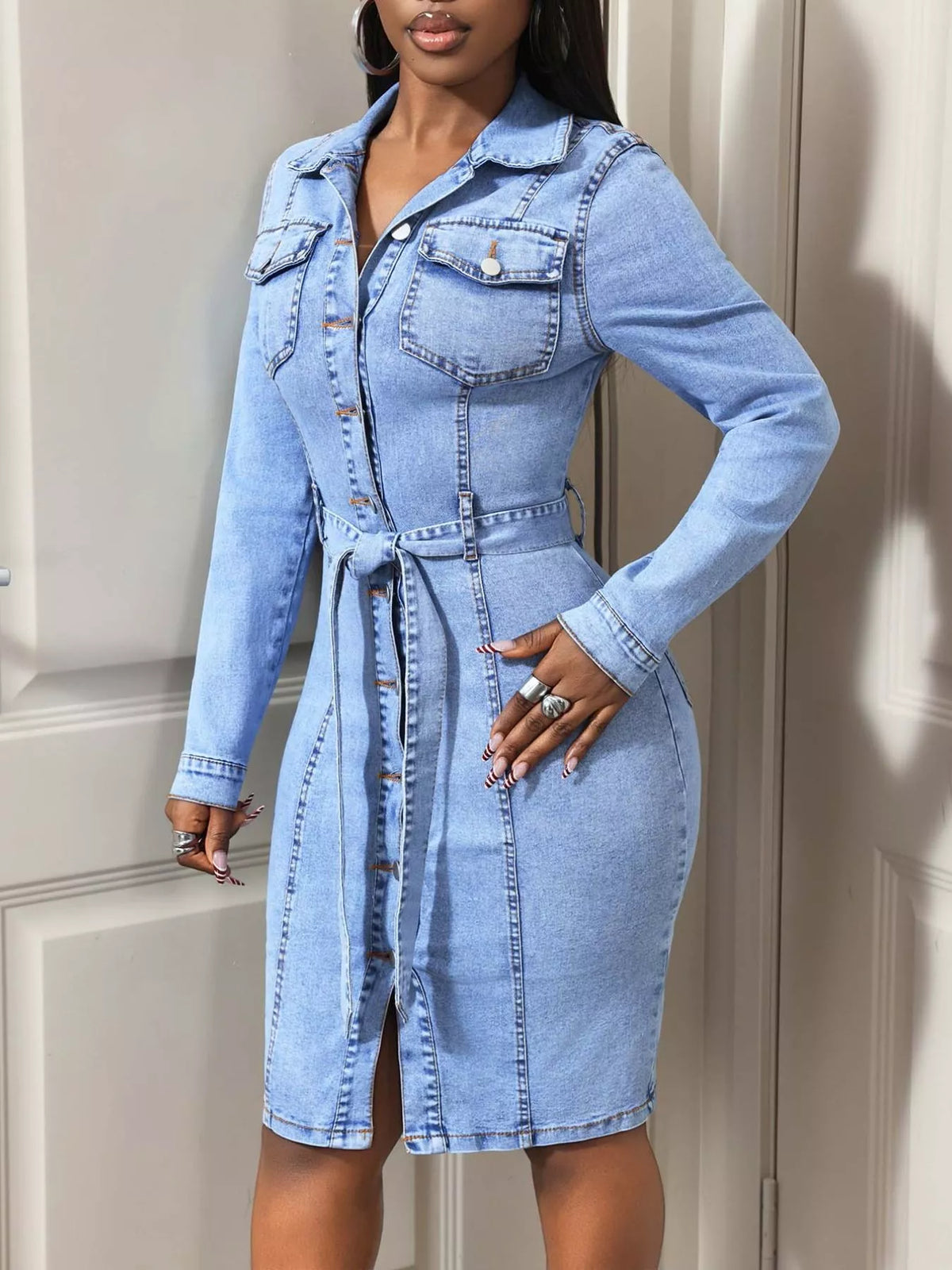 Jeansklänning i denim med knappstängning – bild 3