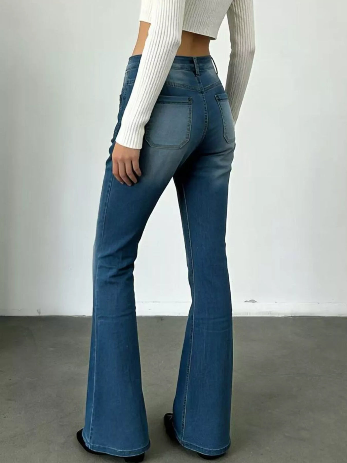 Utsvängda jeans med knappgylf – bild 9