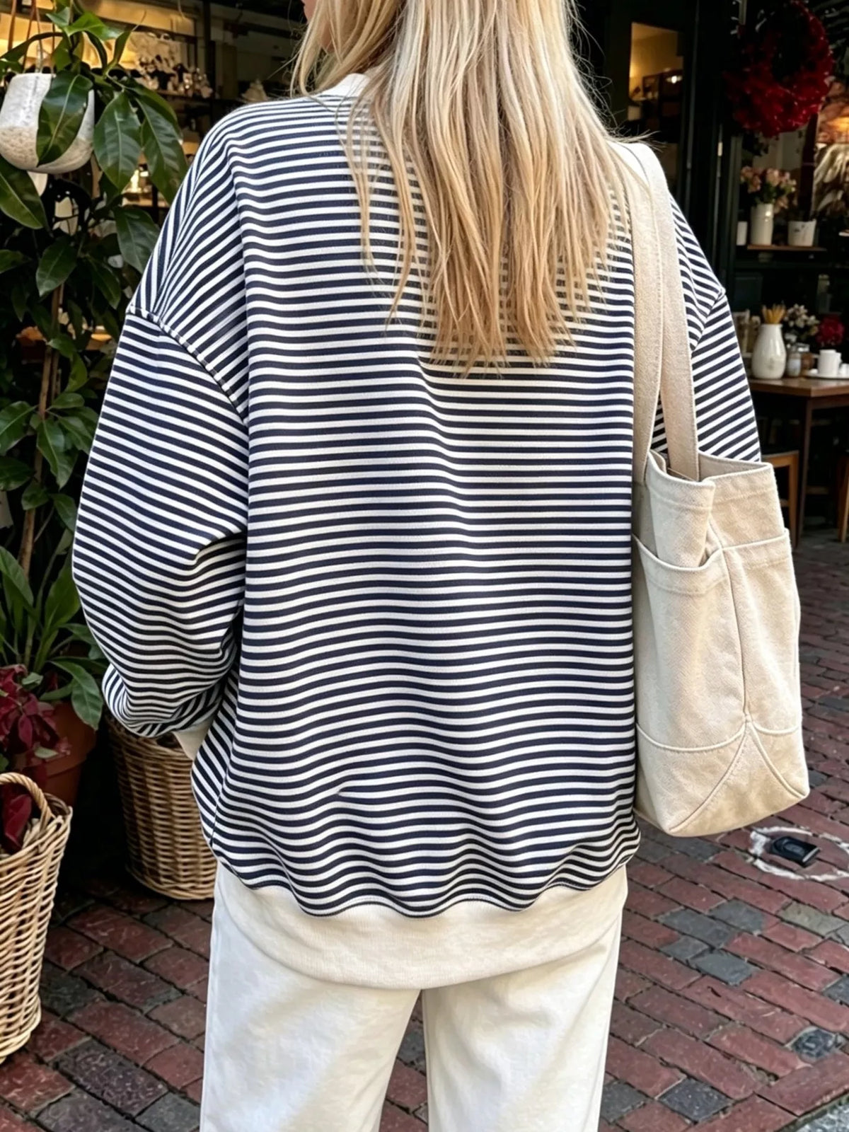 Randig oversize sweatshirt med rund halsringning – bild 3