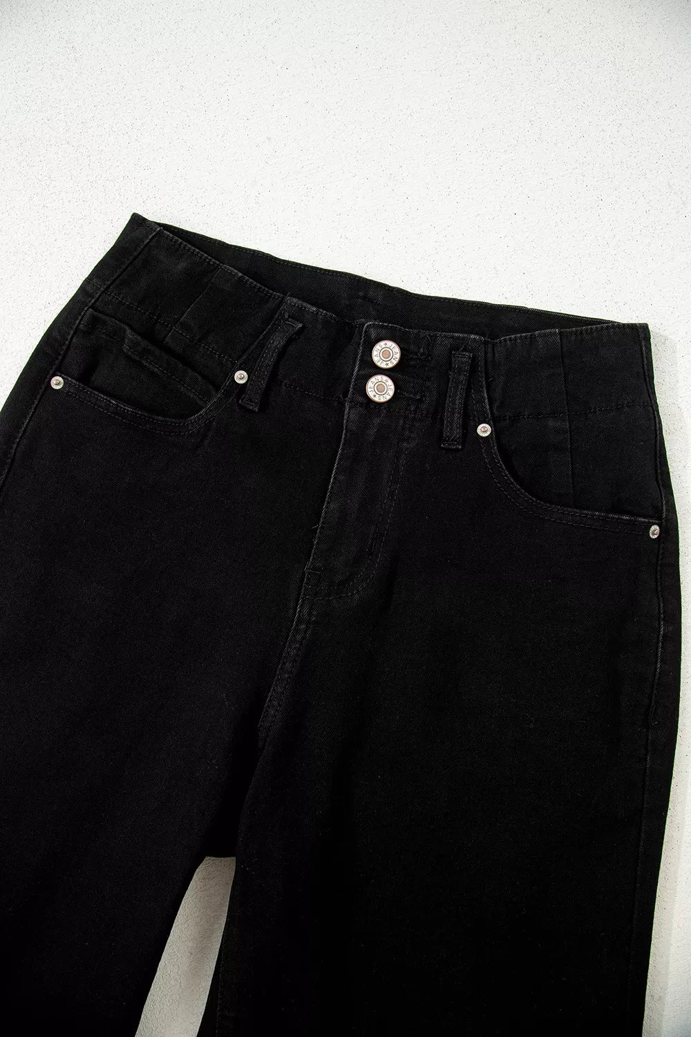 Utsvängda jeans med svart tvätt – bild 8