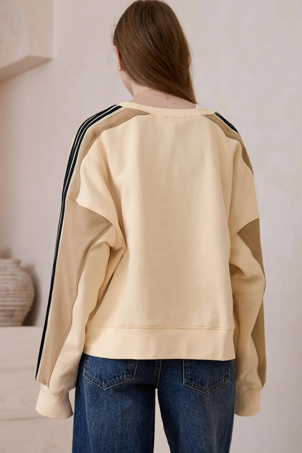 Långärmad sweatshirt med rund halsringning och kontrastsöm – bild 5