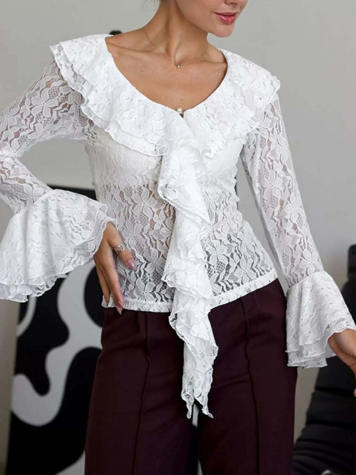 V-ringad blus i spets – bild 3