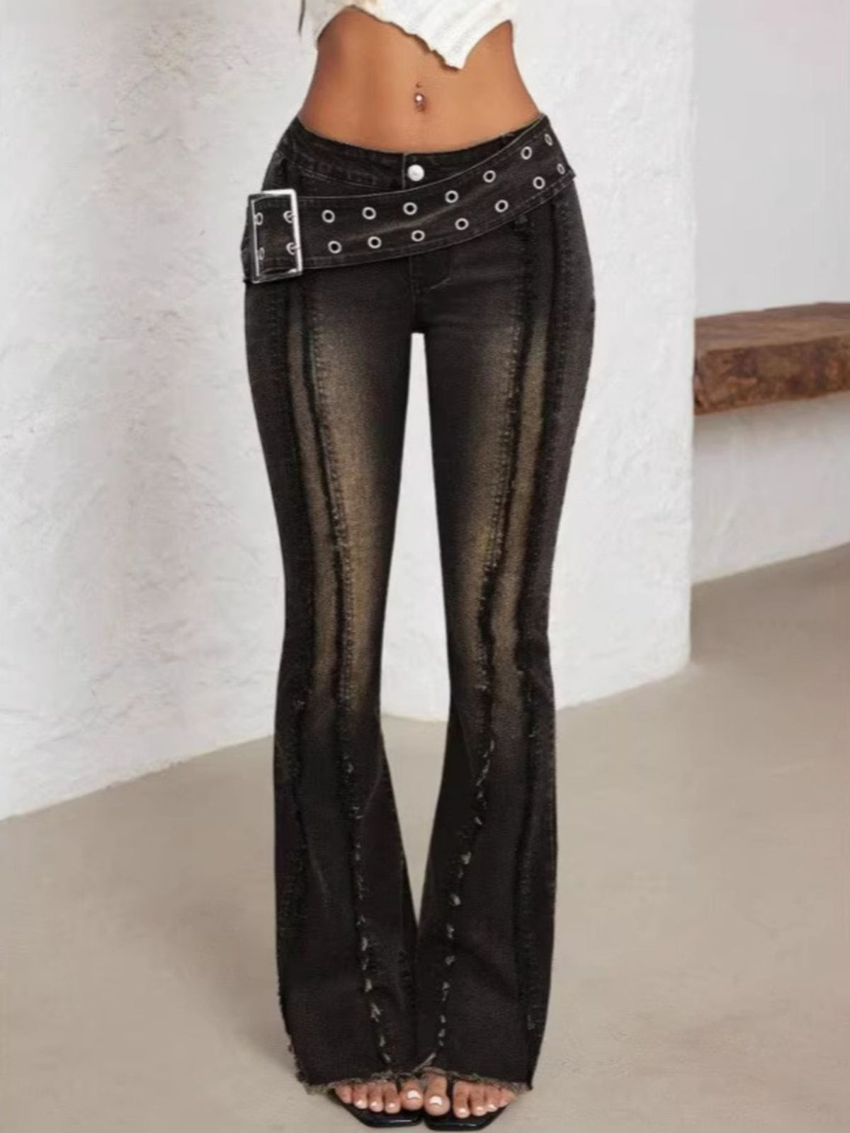 Utsvängda jeans med hög midja och skärp i polyester
