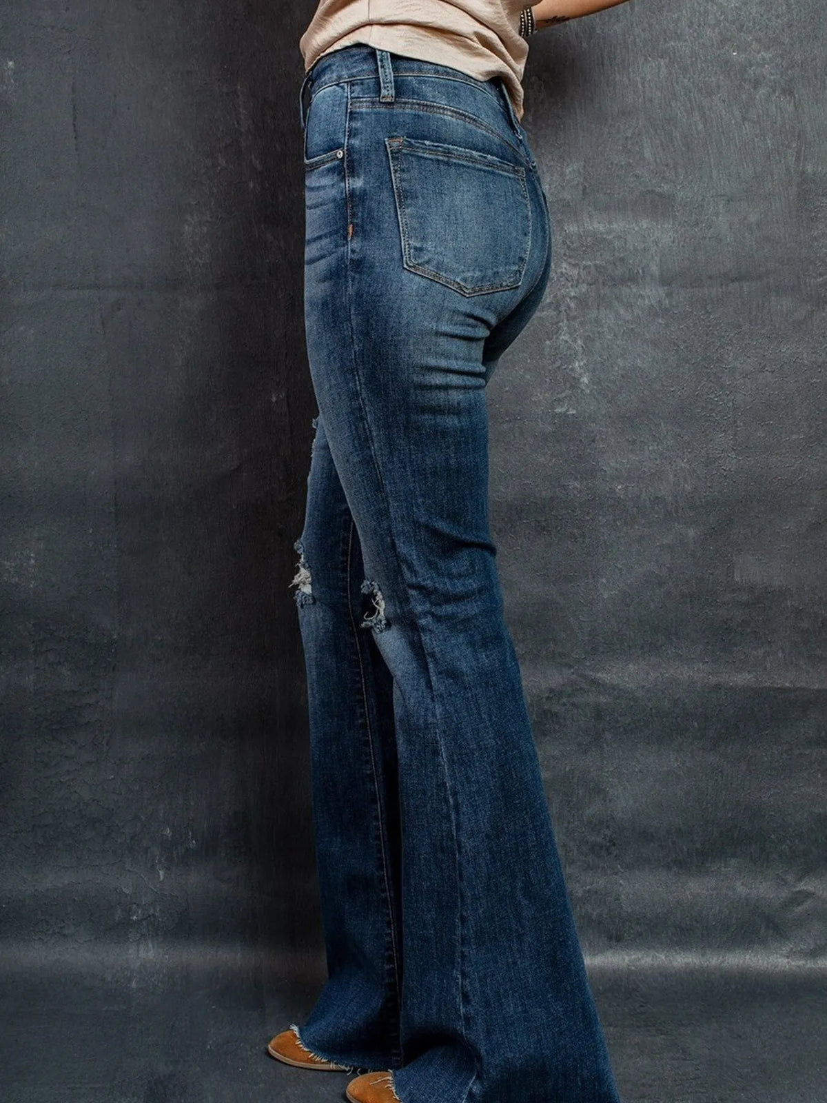Utsvängda jeans med revor vid knäna – bild 3