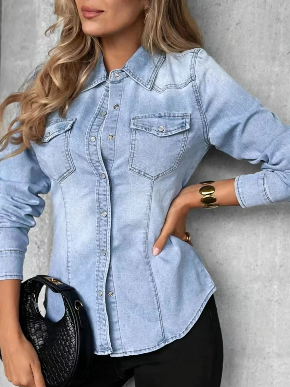 Slimmad skjorta i denim – bild 2