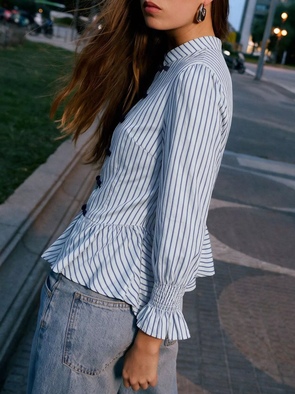 Randig smockad skjorta med peplum – bild 2