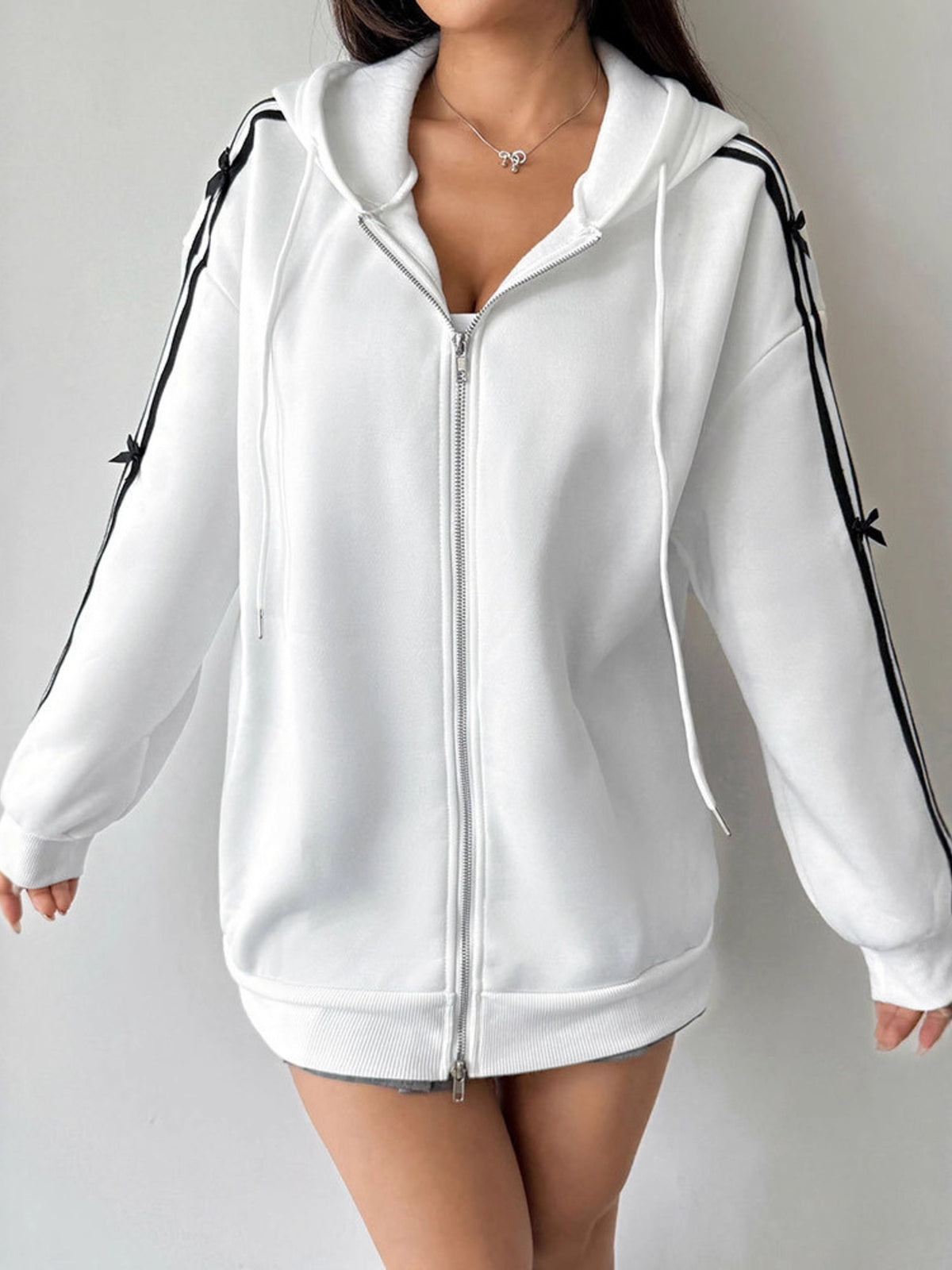 Randig hoodie med dragsko – bild 4