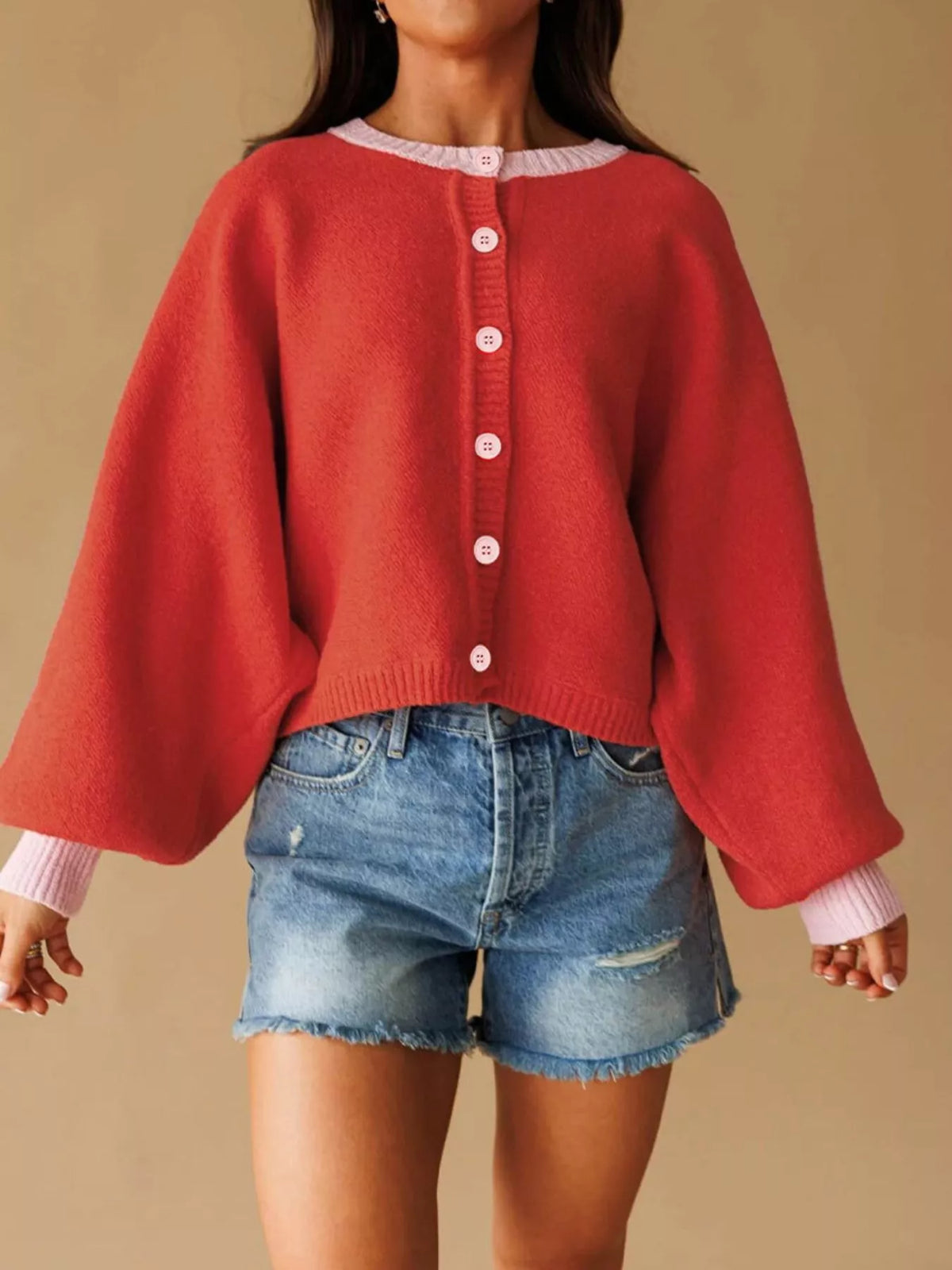 Ribbad cardigan med knappstängning och kontrastsöm – bild 7