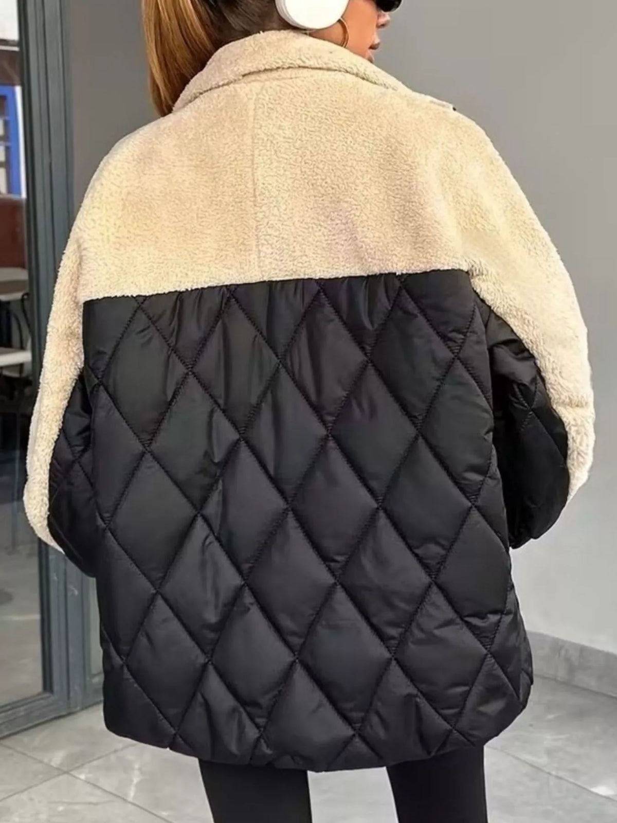 Quiltad pufferjacka med färgblock – bild 4