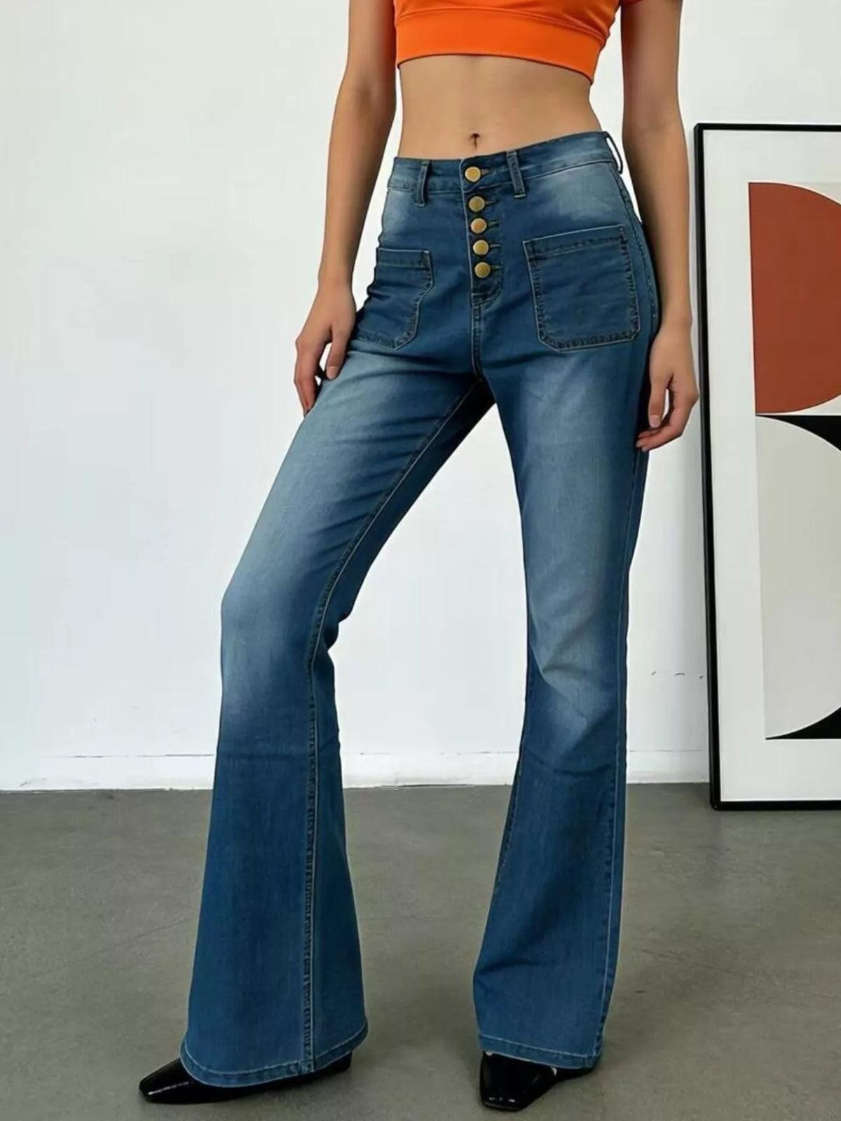 Utsvängda jeans med knappgylf – bild 7